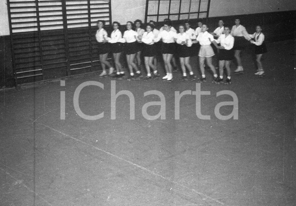 1947 BRESCIA Soc. Forza e Costanza pattinaggio artistico (3) NEGATIVO ORIGINALE  Negativo originale in bianco e nero, su pellicola, in formato cm 6 x 4,5 CONDIZIONI: FAIR E' SEVERAMENTE VIETATA LA RIPRODUZIONE.TUTTI I DIRITTI SONO RISERVATI.ICharta mette in vendita, sul negozio eBay e in esclusiva sul sito "icharta" il proprio archivio composto da numerose diapositive e negativi fotografici d'epoca, tutti originali e autentici.Si tratta di uno sguardo inedito sull'attualità, la politica, la vita quotidiana, il gossip e la cultura, che fotografa il cambiamento della nazione (e non solo) tra il 1890 ed il 1990 circa. Un'occasione unica per il mercato del collezionismo, che vede finalmente disponibile un archivio eccezionale per vastità, tematiche e condizioni, in un settore (il negativo fotografico e la diapositiva) di assoluta novità e dalle interessanti prospettive di investimento. CONDIZIONI:FAIR/discreto originale e autentica 1