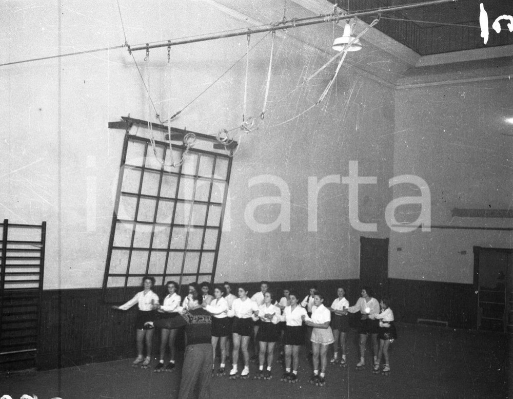 1947 BRESCIA Soc. Forza e Costanza pattinaggio artistico (4) NEGATIVO ORIGINALE Negativo originale in bianco e nero, su pellicola, in formato cm 6 x 4,5 CONDIZIONI: FAIR E' SEVERAMENTE VIETATA LA RIPRODUZIONE.TUTTI I DIRITTI SONO RISERVATI.ICharta mette in vendita, sul negozio eBay e in esclusiva sul sito "icharta" il proprio archivio composto da numerose diapositive e negativi fotografici d'epoca, tutti originali e autentici.Si tratta di uno sguardo inedito sull'attualità, la politica, la vita quotidiana, il gossip e la cultura, che fotografa il cambiamento della nazione (e non solo) tra il 1890 ed il 1990 circa. Un'occasione unica per il mercato del collezionismo, che vede finalmente disponibile un archivio eccezionale per vastità, tematiche e condizioni, in un settore (il negativo fotografico e la diapositiva) di assoluta novità e dalle interessanti prospettive di investimento. CONDIZIONI:FAIR/discreto originale e autentica 1