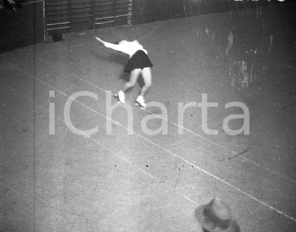 1947 BRESCIA Soc. Forza e Costanza pattinaggio artistico (5) NEGATIVO ORIGINALE  Negativo originale in bianco e nero, su pellicola, in formato cm 6 x 4,5  E' SEVERAMENTE VIETATA LA RIPRODUZIONE.TUTTI I DIRITTI SONO RISERVATI.ICharta mette in vendita, sul negozio eBay e in esclusiva sul sito "icharta" il proprio archivio composto da numerose diapositive e negativi fotografici d'epoca, tutti originali e autentici.Si tratta di uno sguardo inedito sull'attualità, la politica, la vita quotidiana, il gossip e la cultura, che fotografa il cambiamento della nazione (e non solo) tra il 1890 ed il 1990 circa. Un'occasione unica per il mercato del collezionismo, che vede finalmente disponibile un archivio eccezionale per vastità, tematiche e condizioni, in un settore (il negativo fotografico e la diapositiva) di assoluta novità e dalle interessanti prospettive di investimento. CONDIZIONI:POOR/danneggiato originale e autentica 1