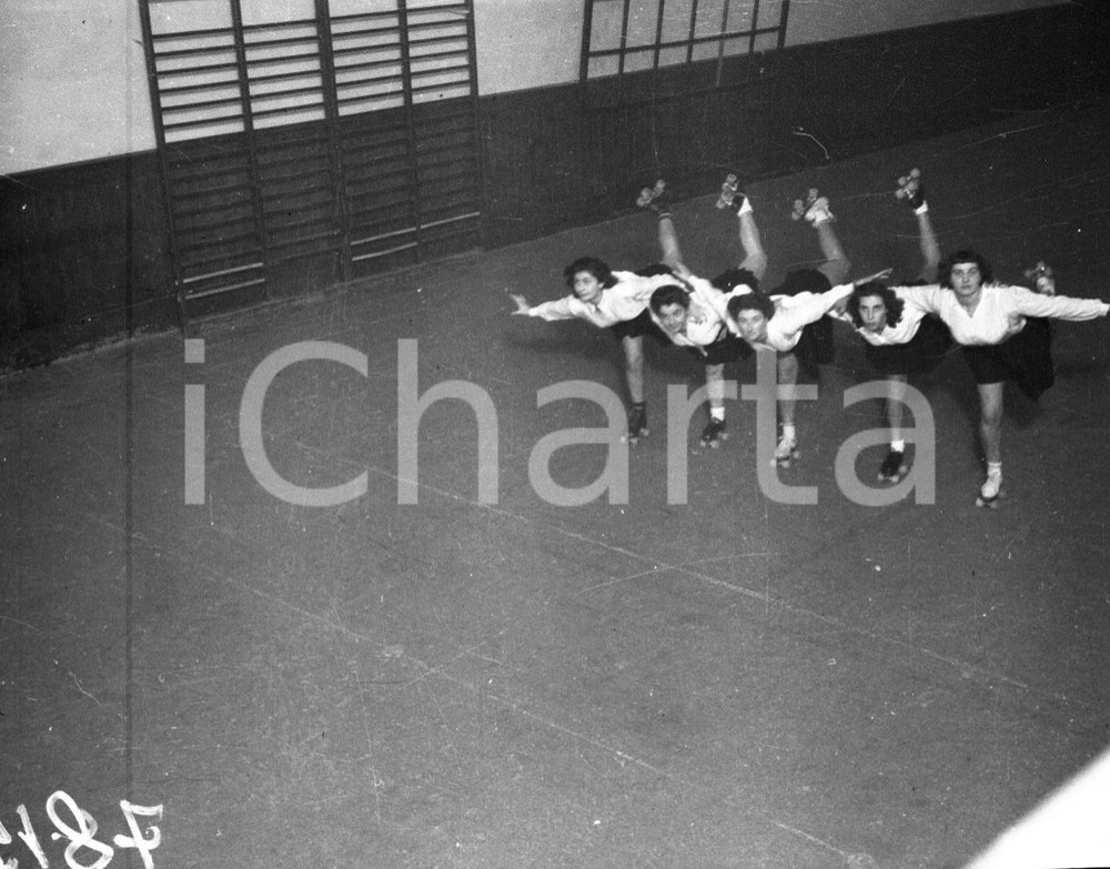 1947 BRESCIA Soc. Forza e Coraggio pattinaggio artistico (9) NEGATIVO ORIGINALE  Negativo originale in bianco e nero, su pellicola, in formato cm 6 x 4,5 CONDIZIONI: FAIR E' SEVERAMENTE VIETATA LA RIPRODUZIONE.TUTTI I DIRITTI SONO RISERVATI.ICharta mette in vendita, sul negozio eBay e in esclusiva sul sito "icharta" il proprio archivio composto da numerose diapositive e negativi fotografici d'epoca, tutti originali e autentici.Si tratta di uno sguardo inedito sull'attualità, la politica, la vita quotidiana, il gossip e la cultura, che fotografa il cambiamento della nazione (e non solo) tra il 1890 ed il 1990 circa. Un'occasione unica per il mercato del collezionismo, che vede finalmente disponibile un archivio eccezionale per vastità, tematiche e condizioni, in un settore (il negativo fotografico e la diapositiva) di assoluta novità e dalle interessanti prospettive di investimento.  originale e autentica 1