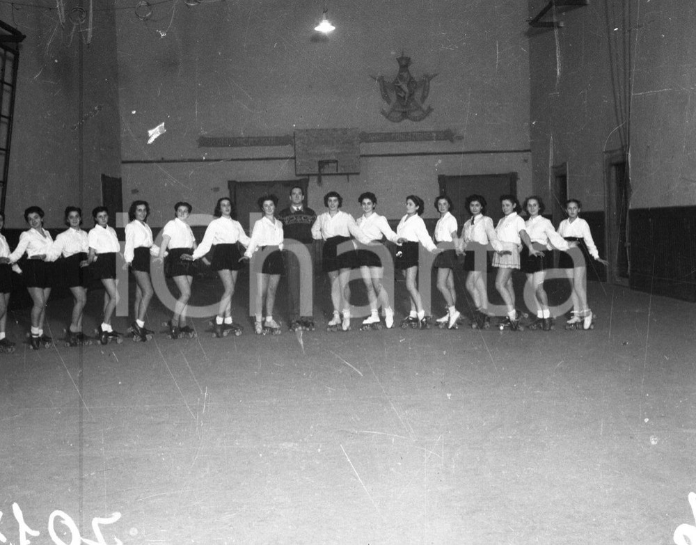 1947 BRESCIA Soc. Forza e Costanza pattinaggio artistico (8) NEGATIVO ORIGINALE  Negativo originale in bianco e nero, su pellicola, in formato cm 6 x 4,5  E' SEVERAMENTE VIETATA LA RIPRODUZIONE.TUTTI I DIRITTI SONO RISERVATI.ICharta mette in vendita, sul negozio eBay e in esclusiva sul sito "icharta" il proprio archivio composto da numerose diapositive e negativi fotografici d'epoca, tutti originali e autentici.Si tratta di uno sguardo inedito sull'attualità, la politica, la vita quotidiana, il gossip e la cultura, che fotografa il cambiamento della nazione (e non solo) tra il 1890 ed il 1990 circa. Un'occasione unica per il mercato del collezionismo, che vede finalmente disponibile un archivio eccezionale per vastità, tematiche e condizioni, in un settore (il negativo fotografico e la diapositiva) di assoluta novità e dalle interessanti prospettive di investimento. CONDIZIONI:FAIR/discreto Difetti come da scansione originale e autentica 1