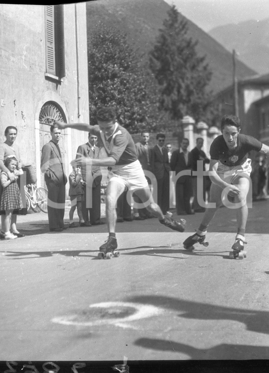 1947 GARDONE VALTROMPIA Gare di pattinaggio corsa a rotelle 4 NEGATIVO ORIGINALE  Negativo originale in bianco e nero, su pellicola, in formato cm 4,5 x 6 CONDIZIONI: FAIR E' SEVERAMENTE VIETATA LA RIPRODUZIONE.TUTTI I DIRITTI SONO RISERVATI.ICharta mette in vendita, sul negozio eBay e in esclusiva sul sito "icharta" il proprio archivio composto da numerose diapositive e negativi fotografici d'epoca, tutti originali e autentici.Si tratta di uno sguardo inedito sull'attualità, la politica, la vita quotidiana, il gossip e la cultura, che fotografa il cambiamento della nazione (e non solo) tra il 1890 ed il 1990 circa. Un'occasione unica per il mercato del collezionismo, che vede finalmente disponibile un archivio eccezionale per vastità, tematiche e condizioni, in un settore (il negativo fotografico e la diapositiva) di assoluta novità e dalle interessanti prospettive di investimento.  originale e autentica 1