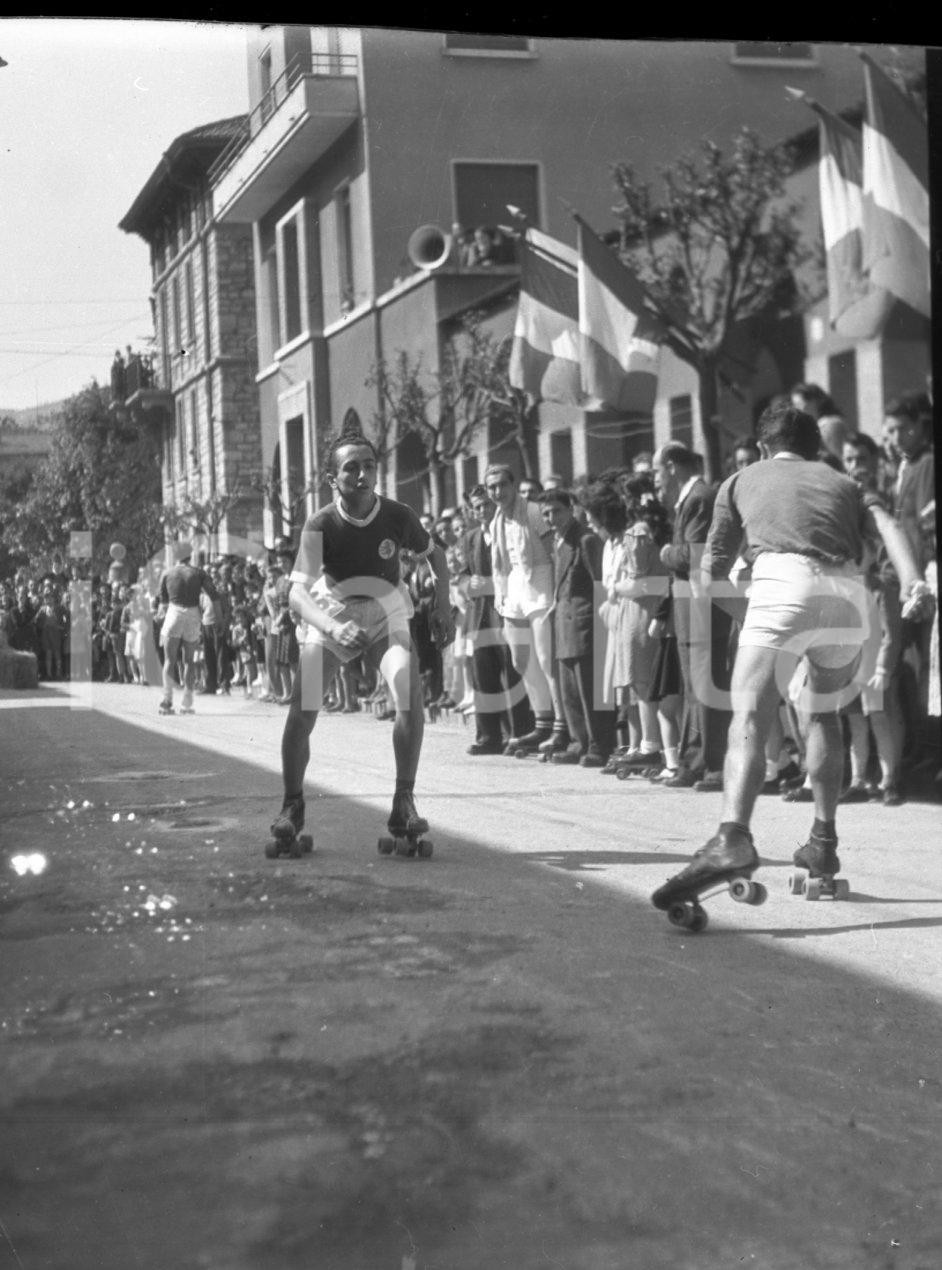 1947 GARDONE VALTROMPIA Gare di pattinaggio corsa a rotelle 5 NEGATIVO ORIGINALE  Negativo originale in bianco e nero, su pellicola, in formato cm 4,5 x 6  E' SEVERAMENTE VIETATA LA RIPRODUZIONE.TUTTI I DIRITTI SONO RISERVATI.ICharta mette in vendita, sul negozio eBay e in esclusiva sul sito "icharta" il proprio archivio composto da numerose diapositive e negativi fotografici d'epoca, tutti originali e autentici.Si tratta di uno sguardo inedito sull'attualità, la politica, la vita quotidiana, il gossip e la cultura, che fotografa il cambiamento della nazione (e non solo) tra il 1890 ed il 1990 circa. Un'occasione unica per il mercato del collezionismo, che vede finalmente disponibile un archivio eccezionale per vastità, tematiche e condizioni, in un settore (il negativo fotografico e la diapositiva) di assoluta novità e dalle interessanti prospettive di investimento. CONDIZIONI:FAIR/discreto Difetti come da scansione originale e autentica 1