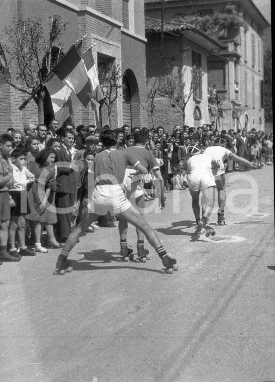 1947 GARDONE VALTROMPIA Gare di pattinaggio corsa a rotelle 6 NEGATIVO ORIGINALE Negativo originale in bianco e nero, su pellicola, in formato cm 4,5 x 6 CONDIZIONI: FAIR E' SEVERAMENTE VIETATA LA RIPRODUZIONE.TUTTI I DIRITTI SONO RISERVATI.ICharta mette in vendita, sul negozio eBay e in esclusiva sul sito "icharta" il proprio archivio composto da numerose diapositive e negativi fotografici d'epoca, tutti originali e autentici.Si tratta di uno sguardo inedito sull'attualità, la politica, la vita quotidiana, il gossip e la cultura, che fotografa il cambiamento della nazione (e non solo) tra il 1890 ed il 1990 circa. Un'occasione unica per il mercato del collezionismo, che vede finalmente disponibile un archivio eccezionale per vastità, tematiche e condizioni, in un settore (il negativo fotografico e la diapositiva) di assoluta novità e dalle interessanti prospettive di investimento.  originale e autentica 1