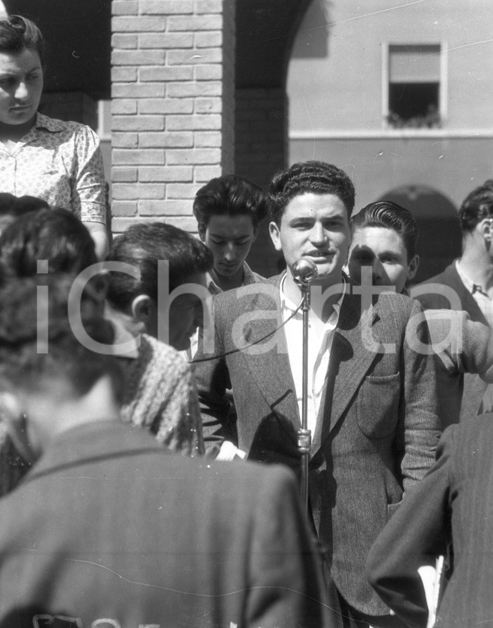 1947 GARDONE VALTROMPIA Gare di pattinaggio corsa a rotelle 8 NEGATIVO ORIGINALE Nel negativo lo speaker della gara.Negativo originale in bianco e nero, su pellicola, in formato cm 4,5 x 6 CONDIZIONI: FAIR E' SEVERAMENTE VIETATA LA RIPRODUZIONE.TUTTI I DIRITTI SONO RISERVATI.ICharta mette in vendita, sul negozio eBay e in esclusiva sul sito "icharta" il proprio archivio composto da numerose diapositive e negativi fotografici d'epoca, tutti originali e autentici.Si tratta di uno sguardo inedito sull'attualità, la politica, la vita quotidiana, il gossip e la cultura, che fotografa il cambiamento della nazione (e non solo) tra il 1890 ed il 1990 circa. Un'occasione unica per il mercato del collezionismo, che vede finalmente disponibile un archivio eccezionale per vastità, tematiche e condizioni, in un settore (il negativo fotografico e la diapositiva) di assoluta novità e dalle interessanti prospettive di investimento.  originale e autentica 1