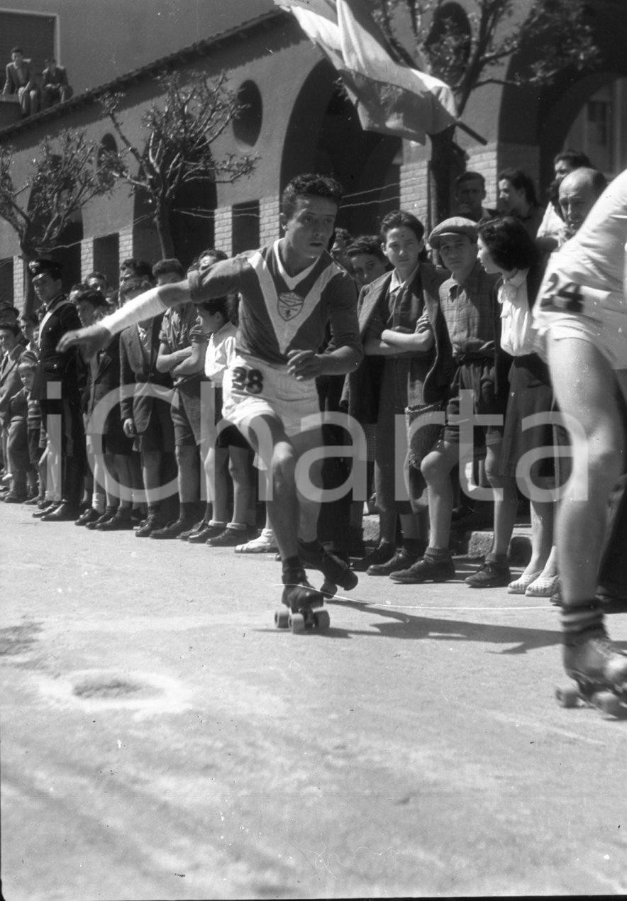 1947 GARDONE VALTROMPIA Gare di pattinaggio corsa a rotelle 7 NEGATIVO ORIGINALE Negativo originale in bianco e nero, su pellicola, in formato cm 4,5 x 6 CONDIZIONI: FAIR E' SEVERAMENTE VIETATA LA RIPRODUZIONE.TUTTI I DIRITTI SONO RISERVATI.ICharta mette in vendita, sul negozio eBay e in esclusiva sul sito "icharta" il proprio archivio composto da numerose diapositive e negativi fotografici d'epoca, tutti originali e autentici.Si tratta di uno sguardo inedito sull'attualità, la politica, la vita quotidiana, il gossip e la cultura, che fotografa il cambiamento della nazione (e non solo) tra il 1890 ed il 1990 circa. Un'occasione unica per il mercato del collezionismo, che vede finalmente disponibile un archivio eccezionale per vastità, tematiche e condizioni, in un settore (il negativo fotografico e la diapositiva) di assoluta novità e dalle interessanti prospettive di investimento.  originale e autentica 1