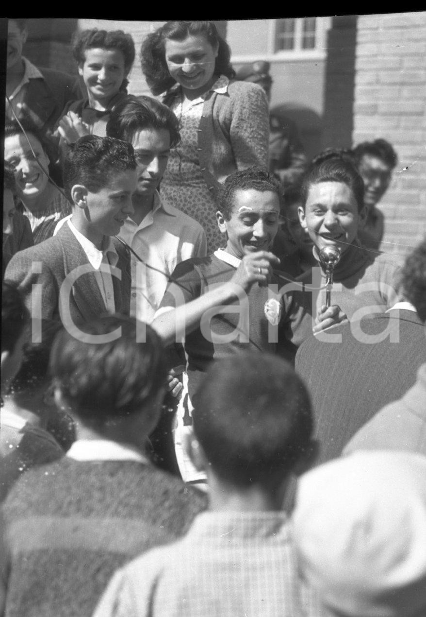 1947 GARDONE VALTROMPIA Gare pattinaggio corsa a rotelle (11) NEGATIVO ORIGINALE Nel negativo il vincitore.Negativo originale in bianco e nero, su pellicola, in formato cm 9 x 6 CONDIZIONI: FAIR E' SEVERAMENTE VIETATA LA RIPRODUZIONE.TUTTI I DIRITTI SONO RISERVATI.ICharta mette in vendita, sul negozio eBay e in esclusiva sul sito "icharta" il proprio archivio composto da numerose diapositive e negativi fotografici d'epoca, tutti originali e autentici.Si tratta di uno sguardo inedito sull'attualità, la politica, la vita quotidiana, il gossip e la cultura, che fotografa il cambiamento della nazione (e non solo) tra il 1890 ed il 1990 circa. Un'occasione unica per il mercato del collezionismo, che vede finalmente disponibile un archivio eccezionale per vastità, tematiche e condizioni, in un settore (il negativo fotografico e la diapositiva) di assoluta novità e dalle interessanti prospettive di investimento.  originale e autentica 1