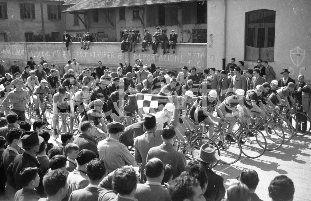 1947 BRESCIA Gruppo Sportivo Bettini ciclismo start corsa NEGATIVO ORIGINALE Negativo originale in bianco e nero, su pellicola, in formato cm 9 x 6 CONDIZIONI: FAIR E' SEVERAMENTE VIETATA LA RIPRODUZIONE.TUTTI I DIRITTI SONO RISERVATI.ICharta mette in vendita, sul negozio eBay e in esclusiva sul sito "icharta" il proprio archivio composto da numerose diapositive e negativi fotografici d'epoca, tutti originali e autentici.Si tratta di uno sguardo inedito sull'attualità, la politica, la vita quotidiana, il gossip e la cultura, che fotografa il cambiamento della nazione (e non solo) tra il 1890 ed il 1990 circa. Un'occasione unica per il mercato del collezionismo, che vede finalmente disponibile un archivio eccezionale per vastità, tematiche e condizioni, in un settore (il negativo fotografico e la diapositiva) di assoluta novità e dalle interessanti prospettive di investimento.  originale e autentica 1