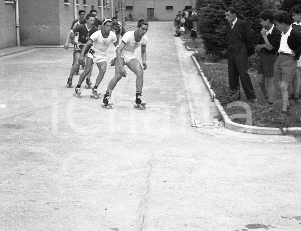 1947 MANERBIO (BS) Gara pattinaggio velocità a rotelle (4) NEGATIVO ORIGINALE Negativo originale in bianco e nero, su pellicola, in formato cm 6 x 4,5 CONDIZIONI: FAIR E' SEVERAMENTE VIETATA LA RIPRODUZIONE.TUTTI I DIRITTI SONO RISERVATI.ICharta mette in vendita, sul negozio eBay e in esclusiva sul sito "icharta" il proprio archivio composto da numerose diapositive e negativi fotografici d'epoca, tutti originali e autentici.Si tratta di uno sguardo inedito sull'attualità, la politica, la vita quotidiana, il gossip e la cultura, che fotografa il cambiamento della nazione (e non solo) tra il 1890 ed il 1990 circa. Un'occasione unica per il mercato del collezionismo, che vede finalmente disponibile un archivio eccezionale per vastità, tematiche e condizioni, in un settore (il negativo fotografico e la diapositiva) di assoluta novità e dalle interessanti prospettive di investimento.  originale e autentica 1