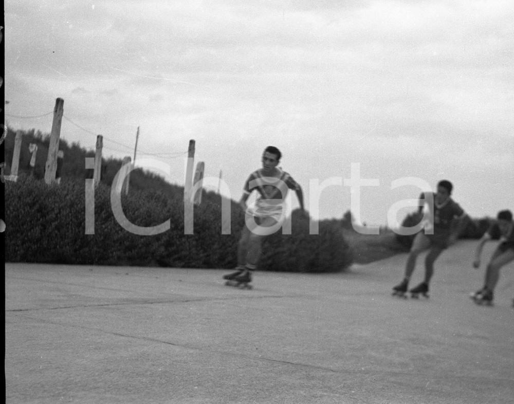 1947 MANERBIO (BS) Gara pattinaggio velocità a rotelle (7) NEGATIVO ORIGINALE Negativo originale in bianco e nero, su pellicola, in formato cm 6 x 4,5 CONDIZIONI: FAIR (sfocata all'origine) E' SEVERAMENTE VIETATA LA RIPRODUZIONE.TUTTI I DIRITTI SONO RISERVATI.ICharta mette in vendita, sul negozio eBay e in esclusiva sul sito "icharta" il proprio archivio composto da numerose diapositive e negativi fotografici d'epoca, tutti originali e autentici.Si tratta di uno sguardo inedito sull'attualità, la politica, la vita quotidiana, il gossip e la cultura, che fotografa il cambiamento della nazione (e non solo) tra il 1890 ed il 1990 circa. Un'occasione unica per il mercato del collezionismo, che vede finalmente disponibile un archivio eccezionale per vastità, tematiche e condizioni, in un settore (il negativo fotografico e la diapositiva) di assoluta novità e dalle interessanti prospettive di investimento.  originale e autentica 1