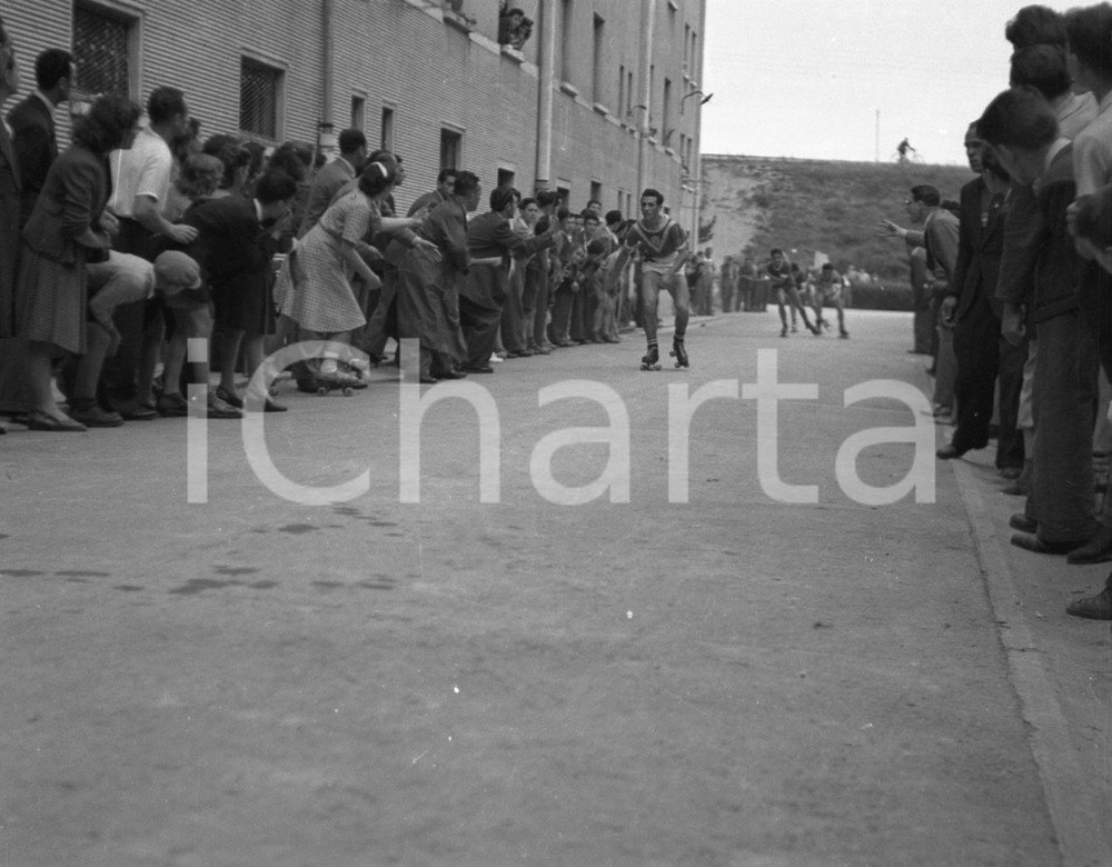 1947 MANERBIO (BS) Gara pattinaggio velocità a rotelle (11) NEGATIVO ORIGINALE Negativo originale in bianco e nero, su pellicola, in formato cm 6 x 4,5 CONDIZIONI: FAIR E' SEVERAMENTE VIETATA LA RIPRODUZIONE.TUTTI I DIRITTI SONO RISERVATI.ICharta mette in vendita, sul negozio eBay e in esclusiva sul sito "icharta" il proprio archivio composto da numerose diapositive e negativi fotografici d'epoca, tutti originali e autentici.Si tratta di uno sguardo inedito sull'attualità, la politica, la vita quotidiana, il gossip e la cultura, che fotografa il cambiamento della nazione (e non solo) tra il 1890 ed il 1990 circa. Un'occasione unica per il mercato del collezionismo, che vede finalmente disponibile un archivio eccezionale per vastità, tematiche e condizioni, in un settore (il negativo fotografico e la diapositiva) di assoluta novità e dalle interessanti prospettive di investimento.  originale e autentica 1