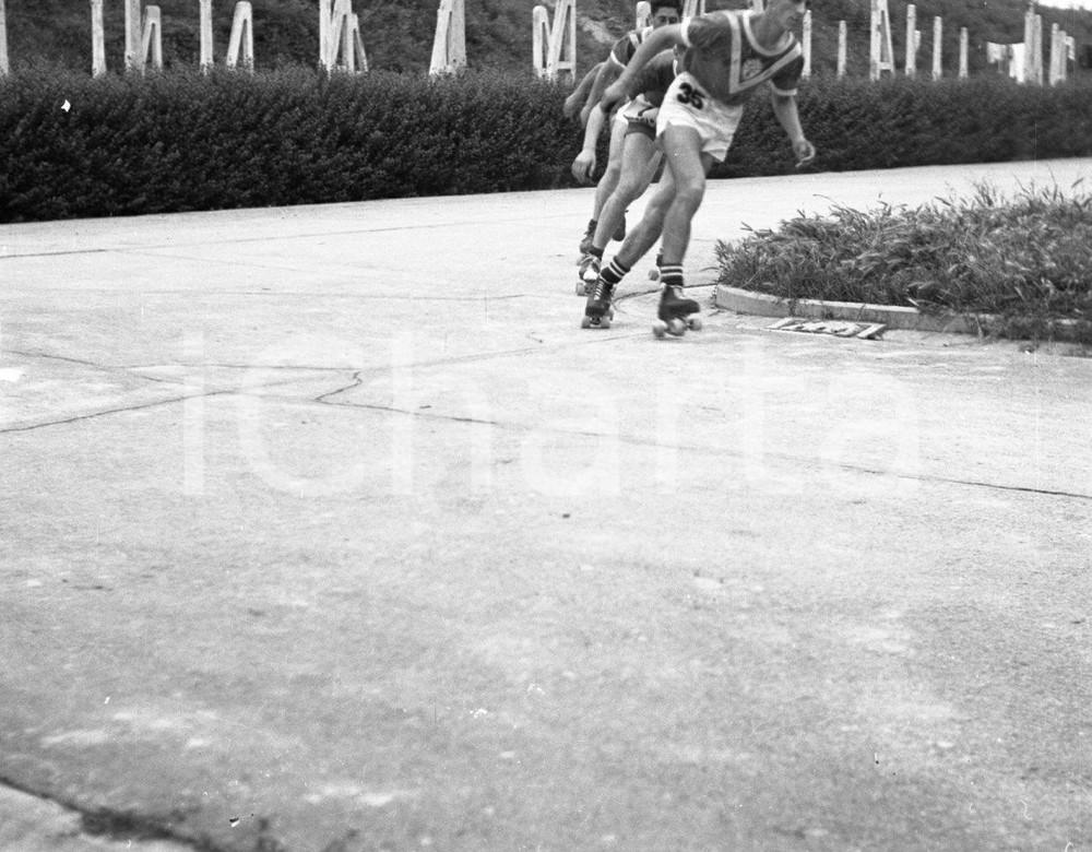 1947 MANERBIO (BS) Gara pattinaggio velocità a rotelle (10) NEGATIVO ORIGINALE Negativo originale in bianco e nero, su pellicola, in formato cm 6 x 4,5 CONDIZIONI: FAIR E' SEVERAMENTE VIETATA LA RIPRODUZIONE.TUTTI I DIRITTI SONO RISERVATI.ICharta mette in vendita, sul negozio eBay e in esclusiva sul sito "icharta" il proprio archivio composto da numerose diapositive e negativi fotografici d'epoca, tutti originali e autentici.Si tratta di uno sguardo inedito sull'attualità, la politica, la vita quotidiana, il gossip e la cultura, che fotografa il cambiamento della nazione (e non solo) tra il 1890 ed il 1990 circa. Un'occasione unica per il mercato del collezionismo, che vede finalmente disponibile un archivio eccezionale per vastità, tematiche e condizioni, in un settore (il negativo fotografico e la diapositiva) di assoluta novità e dalle interessanti prospettive di investimento.  originale e autentica 1