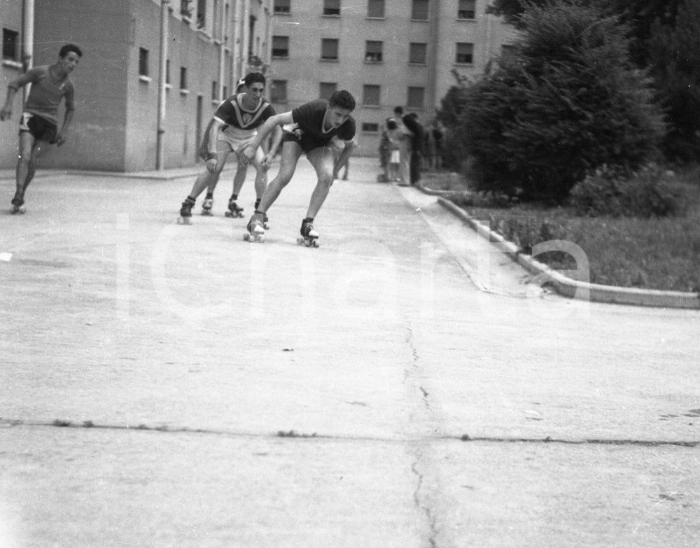 1947 MANERBIO (BS) Gara pattinaggio velocità a rotelle (13) NEGATIVO ORIGINALE Negativo originale in bianco e nero, su pellicola, in formato cm 6 x 4,5 CONDIZIONI: FAIR E' SEVERAMENTE VIETATA LA RIPRODUZIONE.TUTTI I DIRITTI SONO RISERVATI.ICharta mette in vendita, sul negozio eBay e in esclusiva sul sito "icharta" il proprio archivio composto da numerose diapositive e negativi fotografici d'epoca, tutti originali e autentici.Si tratta di uno sguardo inedito sull'attualità, la politica, la vita quotidiana, il gossip e la cultura, che fotografa il cambiamento della nazione (e non solo) tra il 1890 ed il 1990 circa. Un'occasione unica per il mercato del collezionismo, che vede finalmente disponibile un archivio eccezionale per vastità, tematiche e condizioni, in un settore (il negativo fotografico e la diapositiva) di assoluta novità e dalle interessanti prospettive di investimento.  originale e autentica 1