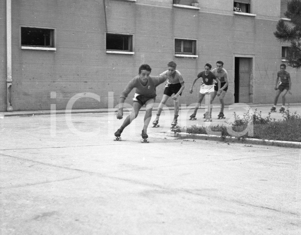 1947 MANERBIO (BS) Gara pattinaggio velocità a rotelle (15) NEGATIVO ORIGINALE Negativo originale in bianco e nero, su pellicola, in formato cm 6 x 4,5 CONDIZIONI: FAIR E' SEVERAMENTE VIETATA LA RIPRODUZIONE.TUTTI I DIRITTI SONO RISERVATI.ICharta mette in vendita, sul negozio eBay e in esclusiva sul sito "icharta" il proprio archivio composto da numerose diapositive e negativi fotografici d'epoca, tutti originali e autentici.Si tratta di uno sguardo inedito sull'attualità, la politica, la vita quotidiana, il gossip e la cultura, che fotografa il cambiamento della nazione (e non solo) tra il 1890 ed il 1990 circa. Un'occasione unica per il mercato del collezionismo, che vede finalmente disponibile un archivio eccezionale per vastità, tematiche e condizioni, in un settore (il negativo fotografico e la diapositiva) di assoluta novità e dalle interessanti prospettive di investimento.  originale e autentica 1