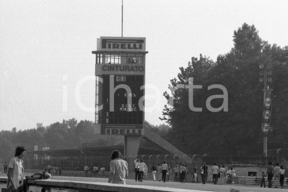 1971 MONZA Torre dei cronometristi del circuito NEGATIVO ORIGINALE Negativo originale in bianco e nero su pellicola.  E' SEVERAMENTE VIETATA LA RIPRODUZIONE.TUTTI I DIRITTI SONO RISERVATI.ICharta mette in vendita, sul negozio eBay e in esclusiva sul sito "icharta" il proprio archivio composto da numerose diapositive e negativi fotografici d'epoca, tutti originali e autentici.Si tratta di uno sguardo inedito sull'attualità, la politica, la vita quotidiana, il gossip e la cultura, che fotografa il cambiamento della nazione (e non solo) tra il 1890 ed il 1990 circa. Un'occasione unica per il mercato del collezionismo, che vede finalmente disponibile un archivio eccezionale per vastità, tematiche e condizioni, in un settore (il negativo fotografico e la diapositiva) di assoluta novità e dalle interessanti prospettive di investimento. CONDIZIONI:FAIR/discretoFORMATO: cm 3,5 x 3,5 originale e autentica 1