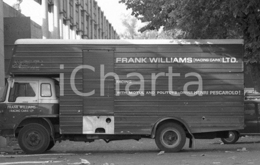 1971 MONZA Bisarca della scuderia Frank Williams LTD NEGATIVO ORIGINALE Negativo originale in bianco e nero su pellicola.  E' SEVERAMENTE VIETATA LA RIPRODUZIONE.TUTTI I DIRITTI SONO RISERVATI.ICharta mette in vendita, sul negozio eBay e in esclusiva sul sito "icharta" il proprio archivio composto da numerose diapositive e negativi fotografici d'epoca, tutti originali e autentici.Si tratta di uno sguardo inedito sull'attualità, la politica, la vita quotidiana, il gossip e la cultura, che fotografa il cambiamento della nazione (e non solo) tra il 1890 ed il 1990 circa. Un'occasione unica per il mercato del collezionismo, che vede finalmente disponibile un archivio eccezionale per vastità, tematiche e condizioni, in un settore (il negativo fotografico e la diapositiva) di assoluta novità e dalle interessanti prospettive di investimento. CONDIZIONI:FAIR/discretoFORMATO: 35mm originale e autentica 1