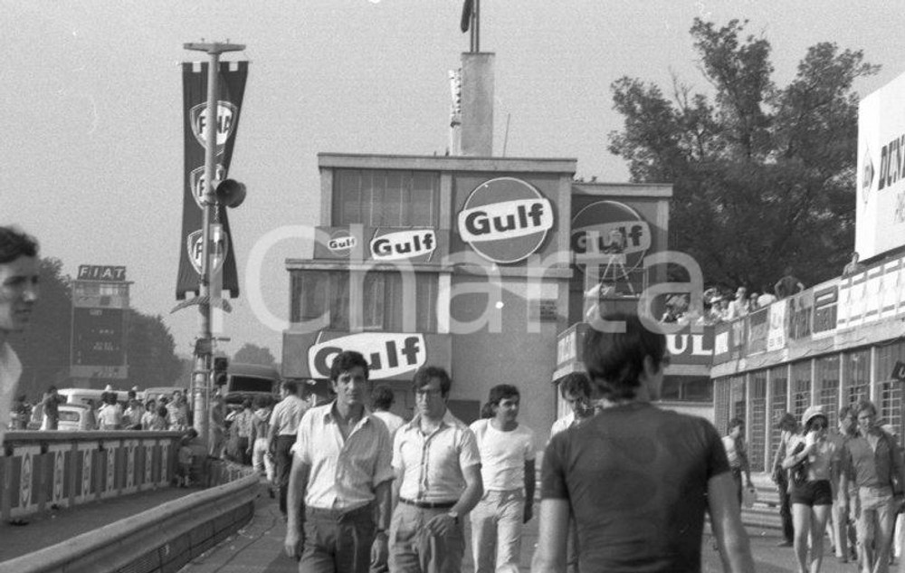 1971 MONZA Corsia dei box (pit lane) del circuito NEGATIVO ORIGINALE Negativo originale in bianco e nero su pellicola.  E' SEVERAMENTE VIETATA LA RIPRODUZIONE.TUTTI I DIRITTI SONO RISERVATI.ICharta mette in vendita, sul negozio eBay e in esclusiva sul sito "icharta" il proprio archivio composto da numerose diapositive e negativi fotografici d'epoca, tutti originali e autentici.Si tratta di uno sguardo inedito sull'attualità, la politica, la vita quotidiana, il gossip e la cultura, che fotografa il cambiamento della nazione (e non solo) tra il 1890 ed il 1990 circa. Un'occasione unica per il mercato del collezionismo, che vede finalmente disponibile un archivio eccezionale per vastità, tematiche e condizioni, in un settore (il negativo fotografico e la diapositiva) di assoluta novità e dalle interessanti prospettive di investimento. CONDIZIONI:FAIR/discretoFORMATO: 35mm originale e autentica 1