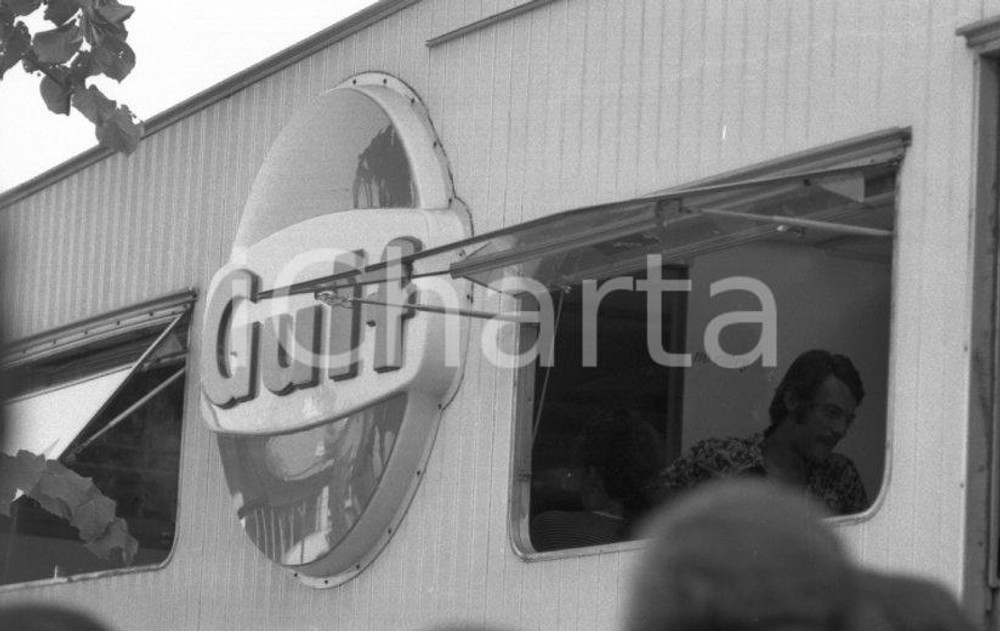 1971 MONZA Caravan Gulf NEGATIVO ORIGINALE Negativo originale in bianco e nero su pellicola.  E' SEVERAMENTE VIETATA LA RIPRODUZIONE.TUTTI I DIRITTI SONO RISERVATI.ICharta mette in vendita, sul negozio eBay e in esclusiva sul sito "icharta" il proprio archivio composto da numerose diapositive e negativi fotografici d'epoca, tutti originali e autentici.Si tratta di uno sguardo inedito sull'attualità, la politica, la vita quotidiana, il gossip e la cultura, che fotografa il cambiamento della nazione (e non solo) tra il 1890 ed il 1990 circa. Un'occasione unica per il mercato del collezionismo, che vede finalmente disponibile un archivio eccezionale per vastità, tematiche e condizioni, in un settore (il negativo fotografico e la diapositiva) di assoluta novità e dalle interessanti prospettive di investimento. CONDIZIONI:FAIR/discretoFORMATO: 35mm originale e autentica 1