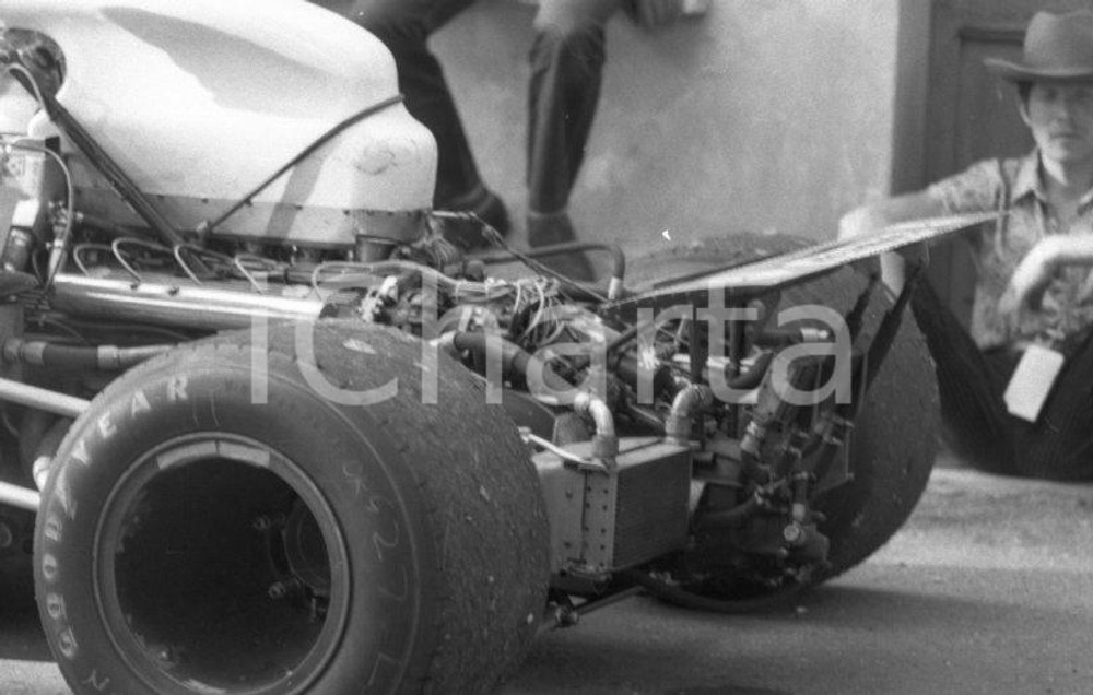 1971 MONZA Motore e alettone Matra Simca di Chris AMON NEGATIVO ORIGINALE Negativo originale in bianco e nero su pellicola.  E' SEVERAMENTE VIETATA LA RIPRODUZIONE.TUTTI I DIRITTI SONO RISERVATI.ICharta mette in vendita, sul negozio eBay e in esclusiva sul sito "icharta" il proprio archivio composto da numerose diapositive e negativi fotografici d'epoca, tutti originali e autentici.Si tratta di uno sguardo inedito sull'attualità, la politica, la vita quotidiana, il gossip e la cultura, che fotografa il cambiamento della nazione (e non solo) tra il 1890 ed il 1990 circa. Un'occasione unica per il mercato del collezionismo, che vede finalmente disponibile un archivio eccezionale per vastità, tematiche e condizioni, in un settore (il negativo fotografico e la diapositiva) di assoluta novità e dalle interessanti prospettive di investimento. CONDIZIONI:FAIR/discretoFORMATO: cm 3,5 x 3,5 originale e autentica 1