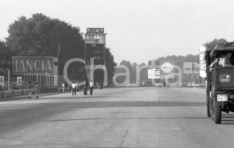 1971 MONZA Rettilineo arrivo verso il curvone o curva grande NEGATIVO ORIGINALE Negativo originale in bianco e nero su pellicola.  E' SEVERAMENTE VIETATA LA RIPRODUZIONE.TUTTI I DIRITTI SONO RISERVATI.ICharta mette in vendita, sul negozio eBay e in esclusiva sul sito "icharta" il proprio archivio composto da numerose diapositive e negativi fotografici d'epoca, tutti originali e autentici.Si tratta di uno sguardo inedito sull'attualità, la politica, la vita quotidiana, il gossip e la cultura, che fotografa il cambiamento della nazione (e non solo) tra il 1890 ed il 1990 circa. Un'occasione unica per il mercato del collezionismo, che vede finalmente disponibile un archivio eccezionale per vastità, tematiche e condizioni, in un settore (il negativo fotografico e la diapositiva) di assoluta novità e dalle interessanti prospettive di investimento. CONDIZIONI:FAIR/discretoFORMATO: 35mm originale e autentica 1