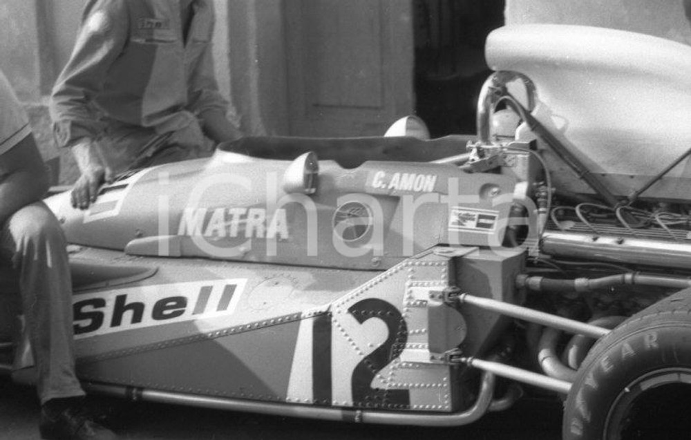 1971 MONZA Abitacolo Matra Simca di Chris AMON poleman NEGATIVO ORIGINALE Negativo originale in bianco e nero su pellicola.  E' SEVERAMENTE VIETATA LA RIPRODUZIONE.TUTTI I DIRITTI SONO RISERVATI.ICharta mette in vendita, sul negozio eBay e in esclusiva sul sito "icharta" il proprio archivio composto da numerose diapositive e negativi fotografici d'epoca, tutti originali e autentici.Si tratta di uno sguardo inedito sull'attualità, la politica, la vita quotidiana, il gossip e la cultura, che fotografa il cambiamento della nazione (e non solo) tra il 1890 ed il 1990 circa. Un'occasione unica per il mercato del collezionismo, che vede finalmente disponibile un archivio eccezionale per vastità, tematiche e condizioni, in un settore (il negativo fotografico e la diapositiva) di assoluta novità e dalle interessanti prospettive di investimento. CONDIZIONI:FAIR/discretoFORMATO: cm 3,5 x 3,5 originale e autentica 1