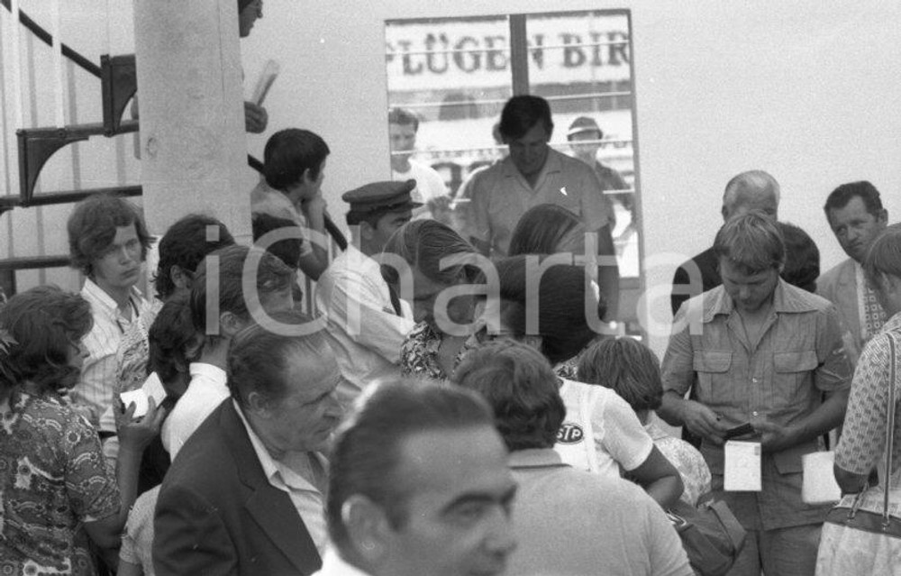 1971 MONZA Graham HILL tra il pubblico dietro i box (1) NEGATIVO ORIGINALE Negativo originale in bianco e nero su pellicola.  E' SEVERAMENTE VIETATA LA RIPRODUZIONE.TUTTI I DIRITTI SONO RISERVATI.ICharta mette in vendita, sul negozio eBay e in esclusiva sul sito "icharta" il proprio archivio composto da numerose diapositive e negativi fotografici d'epoca, tutti originali e autentici.Si tratta di uno sguardo inedito sull'attualità, la politica, la vita quotidiana, il gossip e la cultura, che fotografa il cambiamento della nazione (e non solo) tra il 1890 ed il 1990 circa. Un'occasione unica per il mercato del collezionismo, che vede finalmente disponibile un archivio eccezionale per vastità, tematiche e condizioni, in un settore (il negativo fotografico e la diapositiva) di assoluta novità e dalle interessanti prospettive di investimento. CONDIZIONI:FAIR/discretoFORMATO: cm 3,5 x 3,5 originale e autentica 1