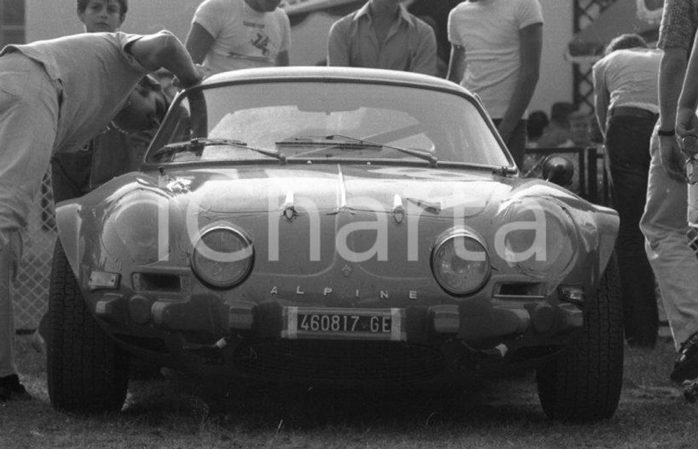 1971 MONZA Renault Alpine A 110 NEGATIVO ORIGINALE Negativo originale in bianco e nero su pellicola.  E' SEVERAMENTE VIETATA LA RIPRODUZIONE.TUTTI I DIRITTI SONO RISERVATI.ICharta mette in vendita, sul negozio eBay e in esclusiva sul sito "icharta" il proprio archivio composto da numerose diapositive e negativi fotografici d'epoca, tutti originali e autentici.Si tratta di uno sguardo inedito sull'attualità, la politica, la vita quotidiana, il gossip e la cultura, che fotografa il cambiamento della nazione (e non solo) tra il 1890 ed il 1990 circa. Un'occasione unica per il mercato del collezionismo, che vede finalmente disponibile un archivio eccezionale per vastità, tematiche e condizioni, in un settore (il negativo fotografico e la diapositiva) di assoluta novità e dalle interessanti prospettive di investimento. CONDIZIONI:FAIR/discretoFORMATO: 35mm originale e autentica 1