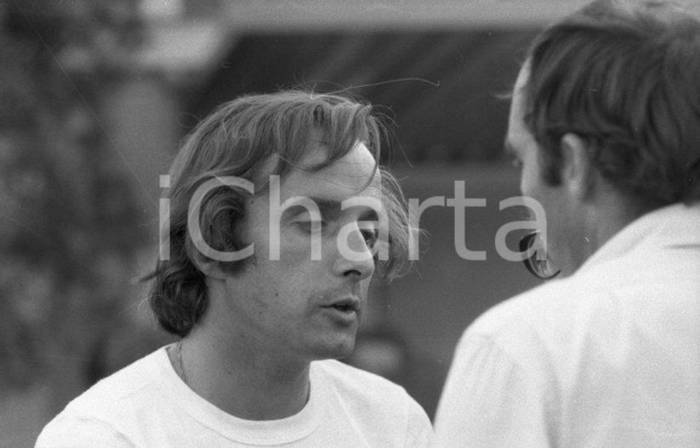 1971 MONZA Nanni GALLI ai box NEGATIVO ORIGINALE Negativo originale in bianco e nero su pellicola.  E' SEVERAMENTE VIETATA LA RIPRODUZIONE.TUTTI I DIRITTI SONO RISERVATI.ICharta mette in vendita, sul negozio eBay e in esclusiva sul sito "icharta" il proprio archivio composto da numerose diapositive e negativi fotografici d'epoca, tutti originali e autentici.Si tratta di uno sguardo inedito sull'attualità, la politica, la vita quotidiana, il gossip e la cultura, che fotografa il cambiamento della nazione (e non solo) tra il 1890 ed il 1990 circa. Un'occasione unica per il mercato del collezionismo, che vede finalmente disponibile un archivio eccezionale per vastità, tematiche e condizioni, in un settore (il negativo fotografico e la diapositiva) di assoluta novità e dalle interessanti prospettive di investimento. CONDIZIONI:FAIR/discretoFORMATO: 35mm originale e autentica 1