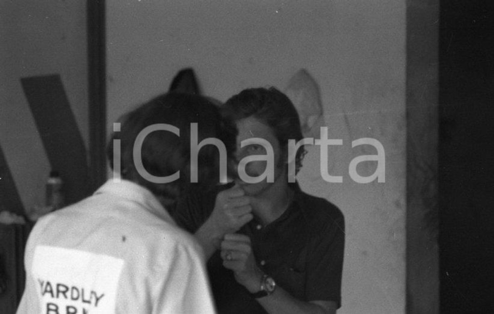 1971 MONZA Jo SIFFERT ai box della B.R.M. (1) NEGATIVO ORIGINALE Negativo originale in bianco e nero su pellicola.  E' SEVERAMENTE VIETATA LA RIPRODUZIONE.TUTTI I DIRITTI SONO RISERVATI.ICharta mette in vendita, sul negozio eBay e in esclusiva sul sito "icharta" il proprio archivio composto da numerose diapositive e negativi fotografici d'epoca, tutti originali e autentici.Si tratta di uno sguardo inedito sull'attualità, la politica, la vita quotidiana, il gossip e la cultura, che fotografa il cambiamento della nazione (e non solo) tra il 1890 ed il 1990 circa. Un'occasione unica per il mercato del collezionismo, che vede finalmente disponibile un archivio eccezionale per vastità, tematiche e condizioni, in un settore (il negativo fotografico e la diapositiva) di assoluta novità e dalle interessanti prospettive di investimento. CONDIZIONI:FAIR/discretoFORMATO: 35mm originale e autentica 1