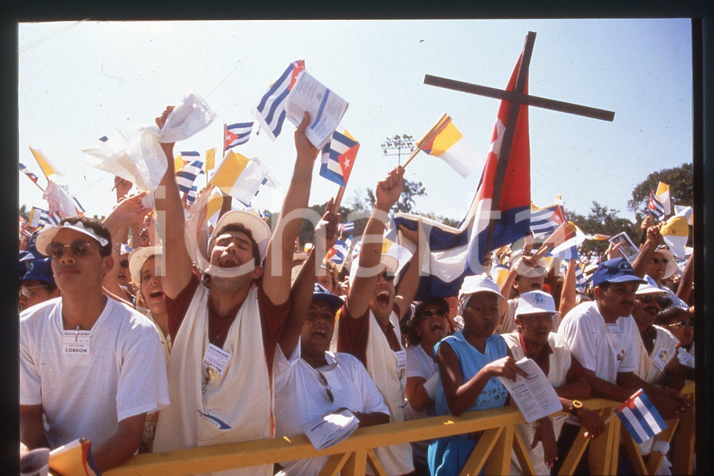 35mm vintage slide*1998, Cuba, Santiago, GIOVANNI PAOLO II, mass pl. Antonio 7  Diapositiva d'epoca, in formato 35 mm.CONDIZIONI: GOODE' severamente vietata la riproduzione. Tutti i diritti sono riservati.Nella diapositiva ICharta mette in vendita, sul negozio eBay e in esclusiva sul sito "icharta" il proprio archivio composto da numerose diapositive e negativi fotografici d'epoca, tutti originali e autentici, che attraversano la storia del costume italiano tra gli la fine degli anni Sessanta e Novanta.Si tratta di uno sguardo inedito sull'attualit&agrave;, la politica, la vita quotidiana, il gossip e la cultura, che fotografa il cambiamento della nazione in quest'ultimo scorcio del XX secolo. Un'occasione unica per il mercato del collezionismo, che vede finalmente disponibile un archivio eccezionale per vastit&agrave;, tematiche e condizioni, in un settore (il negativo fotografico e la diapositiva) di assoluta novit&agrave; e dalle interessanti prospettive di investimento.  FAIR/discreto   originale e autentica 1