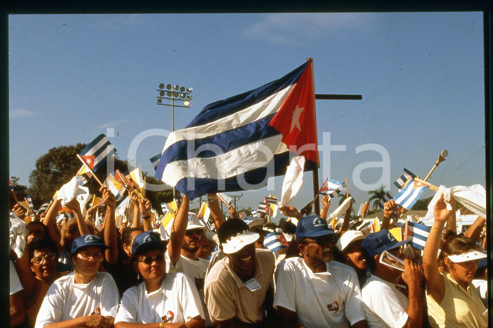 35mm vintage slide*1998, Cuba, Santiago, GIOVANNI PAOLO II, mass pl. Antonio 1  Diapositiva d'epoca, in formato 35 mm.CONDIZIONI: GOODE' severamente vietata la riproduzione. Tutti i diritti sono riservati.Nella diapositiva ICharta mette in vendita, sul negozio eBay e in esclusiva sul sito "icharta" il proprio archivio composto da numerose diapositive e negativi fotografici d'epoca, tutti originali e autentici, che attraversano la storia del costume italiano tra gli la fine degli anni Sessanta e Novanta.Si tratta di uno sguardo inedito sull'attualit&agrave;, la politica, la vita quotidiana, il gossip e la cultura, che fotografa il cambiamento della nazione in quest'ultimo scorcio del XX secolo. Un'occasione unica per il mercato del collezionismo, che vede finalmente disponibile un archivio eccezionale per vastit&agrave;, tematiche e condizioni, in un settore (il negativo fotografico e la diapositiva) di assoluta novit&agrave; e dalle interessanti prospettive di investimento.  FAIR/discreto   originale e autentica 1