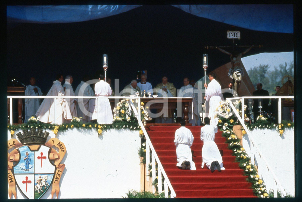 35mm vintage slide*1998, Cuba, Santiago, GIOVANNI PAOLO II, mass pl. Antonio 2  Diapositiva d'epoca, in formato 35 mm.CONDIZIONI: GOODE' severamente vietata la riproduzione. Tutti i diritti sono riservati.Nella diapositiva ICharta mette in vendita, sul negozio eBay e in esclusiva sul sito "icharta" il proprio archivio composto da numerose diapositive e negativi fotografici d'epoca, tutti originali e autentici, che attraversano la storia del costume italiano tra gli la fine degli anni Sessanta e Novanta.Si tratta di uno sguardo inedito sull'attualit&agrave;, la politica, la vita quotidiana, il gossip e la cultura, che fotografa il cambiamento della nazione in quest'ultimo scorcio del XX secolo. Un'occasione unica per il mercato del collezionismo, che vede finalmente disponibile un archivio eccezionale per vastit&agrave;, tematiche e condizioni, in un settore (il negativo fotografico e la diapositiva) di assoluta novit&agrave; e dalle interessanti prospettive di investimento.  FAIR/discreto   originale e autentica 1