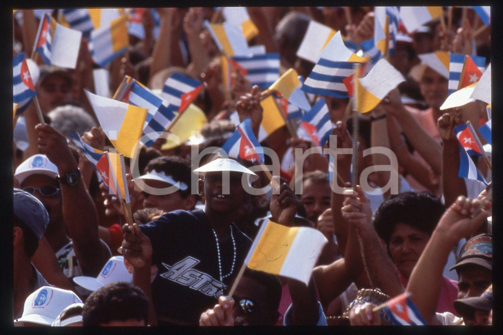 35mm vintage slide*1998, Cuba, Santiago, GIOVANNI PAOLO II, mass pl. Antonio 3  Diapositiva d'epoca, in formato 35 mm.CONDIZIONI: GOODE' severamente vietata la riproduzione. Tutti i diritti sono riservati.Nella diapositiva ICharta mette in vendita, sul negozio eBay e in esclusiva sul sito "icharta" il proprio archivio composto da numerose diapositive e negativi fotografici d'epoca, tutti originali e autentici, che attraversano la storia del costume italiano tra gli la fine degli anni Sessanta e Novanta.Si tratta di uno sguardo inedito sull'attualit&agrave;, la politica, la vita quotidiana, il gossip e la cultura, che fotografa il cambiamento della nazione in quest'ultimo scorcio del XX secolo. Un'occasione unica per il mercato del collezionismo, che vede finalmente disponibile un archivio eccezionale per vastit&agrave;, tematiche e condizioni, in un settore (il negativo fotografico e la diapositiva) di assoluta novit&agrave; e dalle interessanti prospettive di investimento.  FAIR/discreto   originale e autentica 1