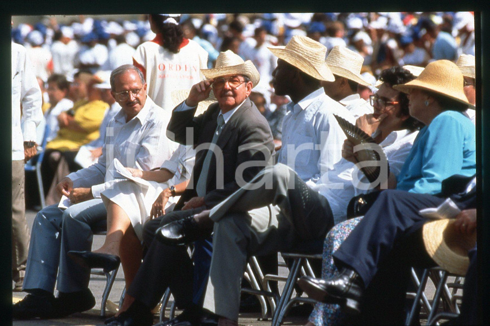 35mm vintage slide*1998, Cuba, Santiago, GIOVANNI PAOLO II, mass pl. Antonio 5  Diapositiva d'epoca, in formato 35 mm.CONDIZIONI: GOODE' severamente vietata la riproduzione. Tutti i diritti sono riservati.Nella diapositiva ICharta mette in vendita, sul negozio eBay e in esclusiva sul sito "icharta" il proprio archivio composto da numerose diapositive e negativi fotografici d'epoca, tutti originali e autentici, che attraversano la storia del costume italiano tra gli la fine degli anni Sessanta e Novanta.Si tratta di uno sguardo inedito sull'attualit&agrave;, la politica, la vita quotidiana, il gossip e la cultura, che fotografa il cambiamento della nazione in quest'ultimo scorcio del XX secolo. Un'occasione unica per il mercato del collezionismo, che vede finalmente disponibile un archivio eccezionale per vastit&agrave;, tematiche e condizioni, in un settore (il negativo fotografico e la diapositiva) di assoluta novit&agrave; e dalle interessanti prospettive di investimento.  FAIR/discreto   originale e autentica 1