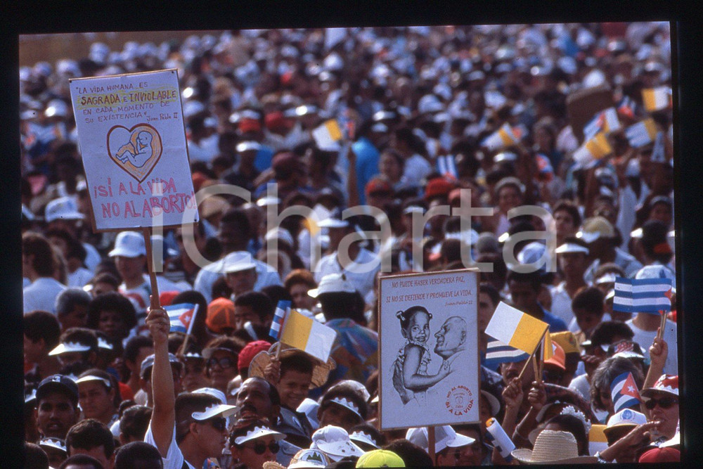 35mm vintage slide*1998, Cuba, Santiago, GIOVANNI PAOLO II, mass pl. Antonio 6  Diapositiva d'epoca, in formato 35 mm.CONDIZIONI: GOODE' severamente vietata la riproduzione. Tutti i diritti sono riservati.Nella diapositiva ICharta mette in vendita, sul negozio eBay e in esclusiva sul sito "icharta" il proprio archivio composto da numerose diapositive e negativi fotografici d'epoca, tutti originali e autentici, che attraversano la storia del costume italiano tra gli la fine degli anni Sessanta e Novanta.Si tratta di uno sguardo inedito sull'attualit&agrave;, la politica, la vita quotidiana, il gossip e la cultura, che fotografa il cambiamento della nazione in quest'ultimo scorcio del XX secolo. Un'occasione unica per il mercato del collezionismo, che vede finalmente disponibile un archivio eccezionale per vastit&agrave;, tematiche e condizioni, in un settore (il negativo fotografico e la diapositiva) di assoluta novit&agrave; e dalle interessanti prospettive di investimento.  FAIR/discreto   originale e autentica 1