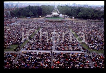 35mm vintage slide*1995 Brussels, Giovanni Paolo II, beatification f.Damien 1  Diapositiva d'epoca, in formato 35 mm.CONDIZIONI: GOODE' severamente vietata la riproduzione. Tutti i diritti sono riservati.Nella diapositiva ICharta mette in vendita, sul negozio eBay e in esclusiva sul sito "icharta" il proprio archivio composto da numerose diapositive e negativi fotografici d'epoca, tutti originali e autentici, che attraversano la storia del costume italiano tra gli la fine degli anni Sessanta e Novanta.Si tratta di uno sguardo inedito sull'attualit&agrave;, la politica, la vita quotidiana, il gossip e la cultura, che fotografa il cambiamento della nazione in quest'ultimo scorcio del XX secolo. Un'occasione unica per il mercato del collezionismo, che vede finalmente disponibile un archivio eccezionale per vastit&agrave;, tematiche e condizioni, in un settore (il negativo fotografico e la diapositiva) di assoluta novit&agrave; e dalle interessanti prospettive di investimento.  FAIR/discreto   originale e autentica 1
