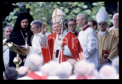 35mm vintage slide*1995 Brussels, Giovanni Paolo II, beatification f.Damien 2  Diapositiva d'epoca, in formato 35 mm.CONDIZIONI: GOODE' severamente vietata la riproduzione. Tutti i diritti sono riservati.Nella diapositiva ICharta mette in vendita, sul negozio eBay e in esclusiva sul sito "icharta" il proprio archivio composto da numerose diapositive e negativi fotografici d'epoca, tutti originali e autentici, che attraversano la storia del costume italiano tra gli la fine degli anni Sessanta e Novanta.Si tratta di uno sguardo inedito sull'attualit&agrave;, la politica, la vita quotidiana, il gossip e la cultura, che fotografa il cambiamento della nazione in quest'ultimo scorcio del XX secolo. Un'occasione unica per il mercato del collezionismo, che vede finalmente disponibile un archivio eccezionale per vastit&agrave;, tematiche e condizioni, in un settore (il negativo fotografico e la diapositiva) di assoluta novit&agrave; e dalle interessanti prospettive di investimento.  FAIR/discreto   originale e autentica 1