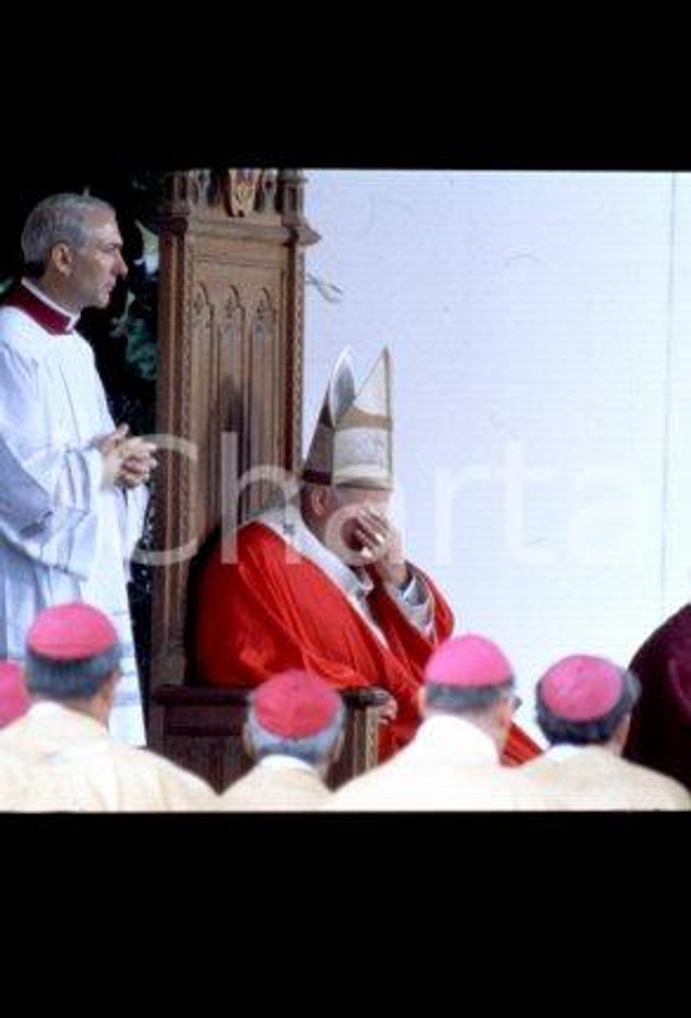 35mm vintage slide*1995 Brussels, Giovanni Paolo II, beatification f.Damien 3  Diapositiva d'epoca, in formato 35 mm.CONDIZIONI: GOODE' severamente vietata la riproduzione. Tutti i diritti sono riservati.Nella diapositiva ICharta mette in vendita, sul negozio eBay e in esclusiva sul sito "icharta" il proprio archivio composto da numerose diapositive e negativi fotografici d'epoca, tutti originali e autentici, che attraversano la storia del costume italiano tra gli la fine degli anni Sessanta e Novanta.Si tratta di uno sguardo inedito sull'attualit&agrave;, la politica, la vita quotidiana, il gossip e la cultura, che fotografa il cambiamento della nazione in quest'ultimo scorcio del XX secolo. Un'occasione unica per il mercato del collezionismo, che vede finalmente disponibile un archivio eccezionale per vastit&agrave;, tematiche e condizioni, in un settore (il negativo fotografico e la diapositiva) di assoluta novit&agrave; e dalle interessanti prospettive di investimento.  FAIR/discreto   originale e autentica 1