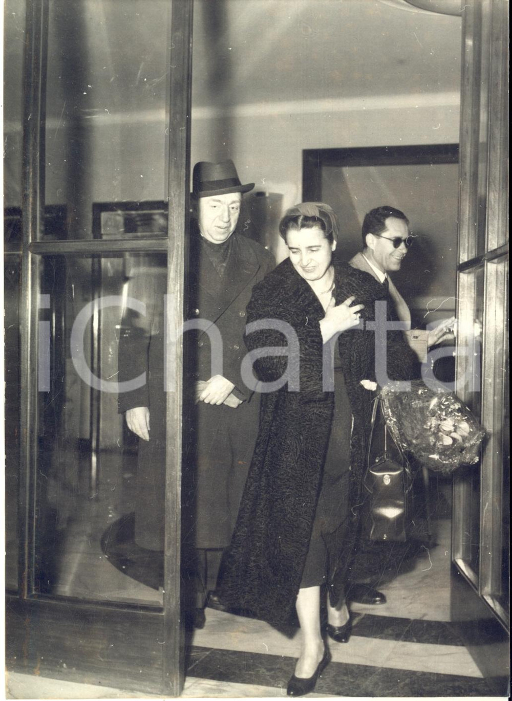 1956 GENOVA Ministro Ezio VANONI lascia la clinica VILLA MONTALLEGRO - Foto Fotografia d'epoca, con didascalia coeva. CONDIZIONI: POOR (increspature, piegatura al lato sinistro, difetti di stampa)FORMATO: 13x18 cm    originale e autentica 1