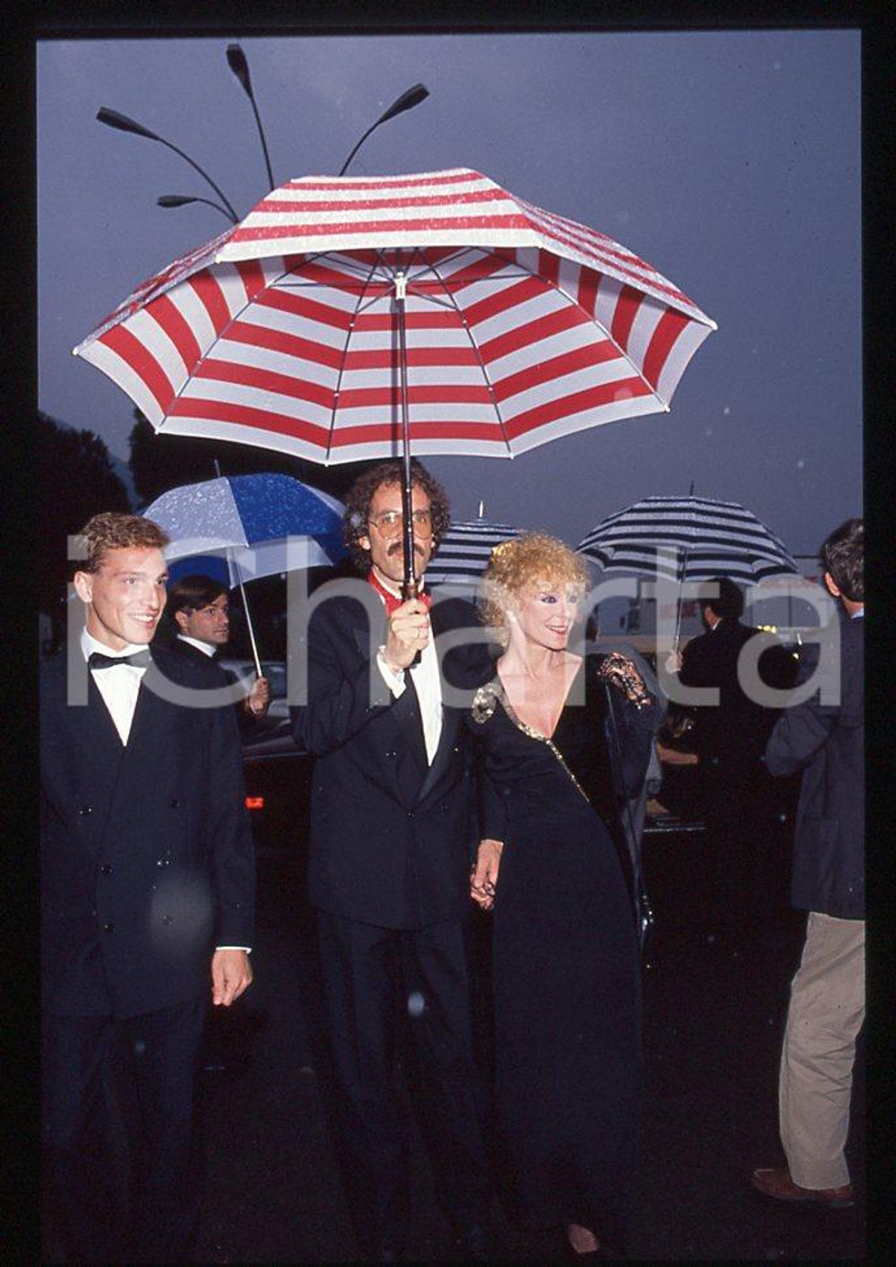 35mm vintage slide* 1990 CINEMA Elke SOMMER (3)    Diapositiva d'epoca, in formato 35 mm.  CONDIZIONI: GOOD E' severamente vietata la riproduzione. Tutti i diritti sono riservati.Nella diapositiva ICharta mette in vendita, sul negozio eBay e in esclusiva sul sito "icharta" il proprio archivio composto da numerose diapositive e negativi fotografici d'epoca, tutti originali e autentici, che attraversano la storia del costume italiano tra gli la fine degli anni Sessanta e Novanta.Si tratta di uno sguardo inedito sull'attualit&agrave;, la politica, la vita quotidiana, il gossip e la cultura, che fotografa il cambiamento della nazione in quest'ultimo scorcio del XX secolo. Un'occasione unica per il mercato del collezionismo, che vede finalmente disponibile un archivio eccezionale per vastit&agrave;, tematiche e condizioni, in un settore (il negativo fotografico e la diapositiva) di assoluta novit&agrave; e dalle interessanti prospettive di investimento.     originale e autentica 1