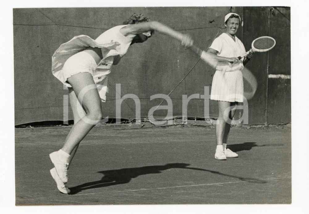 1955 ca BOLOGNA Campionati italiani TENNIS - Lea PERICOLI Annalisa BELLANI ^Foto  Fotografia d'epoca con didascalia coeva al verso.   CONDIZIONI: G (ma bassa qualit&agrave; di stampa) FORMATO: 18x13 cm     originale e autentica 1