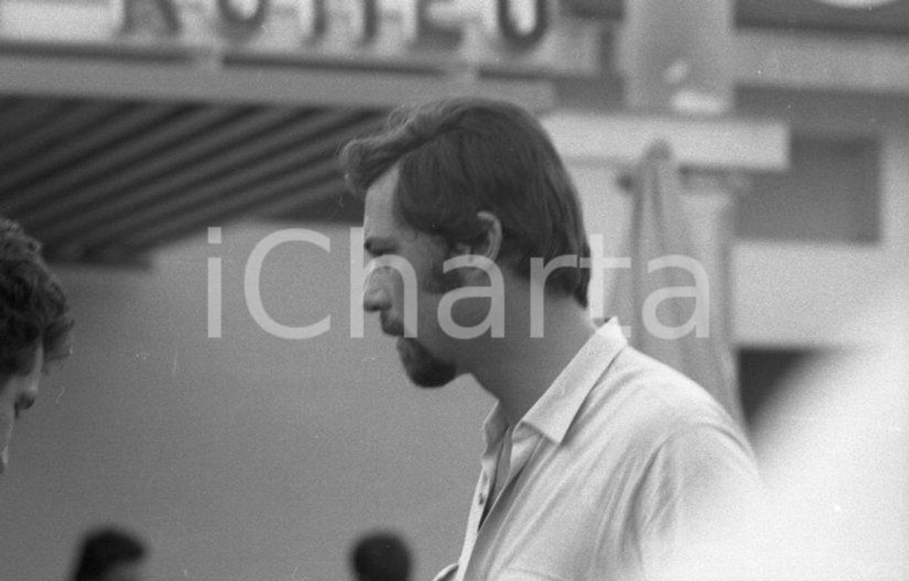 1971 MONZA Jo BONNIER ai box NEGATIVO ORIGINALE Negativo originale in bianco e nero su pellicola.  E' SEVERAMENTE VIETATA LA RIPRODUZIONE.TUTTI I DIRITTI SONO RISERVATI.ICharta mette in vendita, sul negozio eBay e in esclusiva sul sito "icharta" il proprio archivio composto da numerose diapositive e negativi fotografici d'epoca, tutti originali e autentici.Si tratta di uno sguardo inedito sull'attualità, la politica, la vita quotidiana, il gossip e la cultura, che fotografa il cambiamento della nazione (e non solo) tra il 1890 ed il 1990 circa. Un'occasione unica per il mercato del collezionismo, che vede finalmente disponibile un archivio eccezionale per vastità, tematiche e condizioni, in un settore (il negativo fotografico e la diapositiva) di assoluta novità e dalle interessanti prospettive di investimento. CONDIZIONI:FAIR/discretoFORMATO: 35mm originale e autentica 1