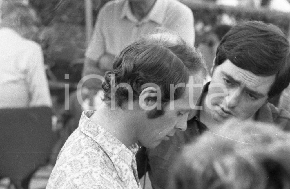 1971 MONZA Peter GETHIN della B.R.M. vincitore del GP NEGATIVO ORIGINALE Negativo originale in bianco e nero su pellicola.  E' SEVERAMENTE VIETATA LA RIPRODUZIONE.TUTTI I DIRITTI SONO RISERVATI.ICharta mette in vendita, sul negozio eBay e in esclusiva sul sito "icharta" il proprio archivio composto da numerose diapositive e negativi fotografici d'epoca, tutti originali e autentici.Si tratta di uno sguardo inedito sull'attualità, la politica, la vita quotidiana, il gossip e la cultura, che fotografa il cambiamento della nazione (e non solo) tra il 1890 ed il 1990 circa. Un'occasione unica per il mercato del collezionismo, che vede finalmente disponibile un archivio eccezionale per vastità, tematiche e condizioni, in un settore (il negativo fotografico e la diapositiva) di assoluta novità e dalle interessanti prospettive di investimento. CONDIZIONI:FAIR/discretoFORMATO: 35mm originale e autentica 1