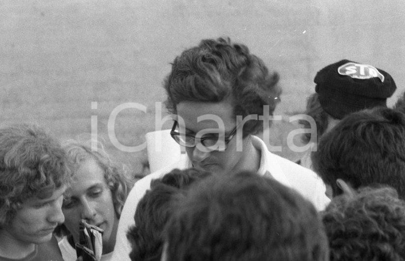 1971 MONZA Mauro FORGHIERI progettista e DT FERRARI (1) NEGATIVO ORIGINALE Negativo originale in bianco e nero su pellicola.  E' SEVERAMENTE VIETATA LA RIPRODUZIONE.TUTTI I DIRITTI SONO RISERVATI.ICharta mette in vendita, sul negozio eBay e in esclusiva sul sito "icharta" il proprio archivio composto da numerose diapositive e negativi fotografici d'epoca, tutti originali e autentici.Si tratta di uno sguardo inedito sull'attualità, la politica, la vita quotidiana, il gossip e la cultura, che fotografa il cambiamento della nazione (e non solo) tra il 1890 ed il 1990 circa. Un'occasione unica per il mercato del collezionismo, che vede finalmente disponibile un archivio eccezionale per vastità, tematiche e condizioni, in un settore (il negativo fotografico e la diapositiva) di assoluta novità e dalle interessanti prospettive di investimento. CONDIZIONI:FAIR/discretoFORMATO: 35mm originale e autentica 1