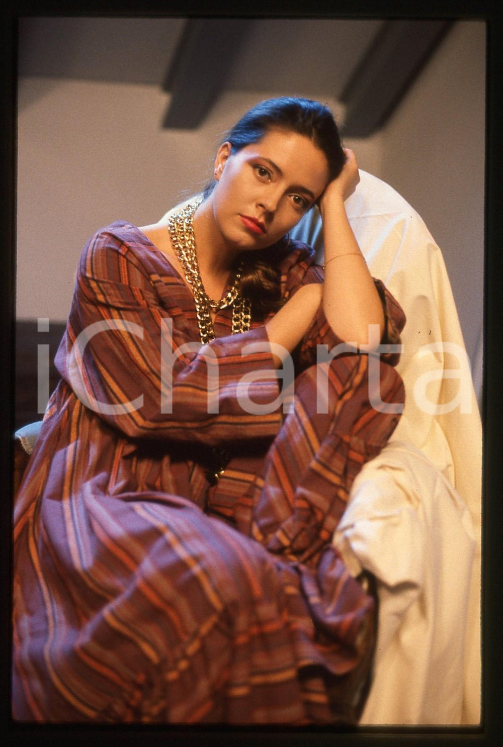 1985 ca RAI UNO ITALIA SERA Laura LATTUADA Ritratto (16) VINTAGE SLIDE  Diapositiva d'epoca, in formato 35 mm.Tutti i diritti riservati.E' severamente vietata la riproduzione. ICharta mette in vendita, sul negozio eBay e in esclusiva sul sito "icharta" il proprio archivio composto da numerose diapositive e negativi fotografici d'epoca, tutti originali e autentici, che attraversano la storia del costume italiano tra gli la fine degli anni Sessanta e Novanta.Si tratta di uno sguardo inedito sull'attualità, la politica, la vita quotidiana, il gossip e la cultura, che fotografa il cambiamento della nazione in quest'ultimo scorcio del XX secolo. Un'occasione unica per il mercato del collezionismo, che vede finalmente disponibile un archivio eccezionale per vastità, tematiche e condizioni, in un settore (il negativo fotografico e la diapositiva) di assoluta novità e dalle interessanti prospettive di investimento. FAIR/discreto  Formato: 35mm originale e autentica 1