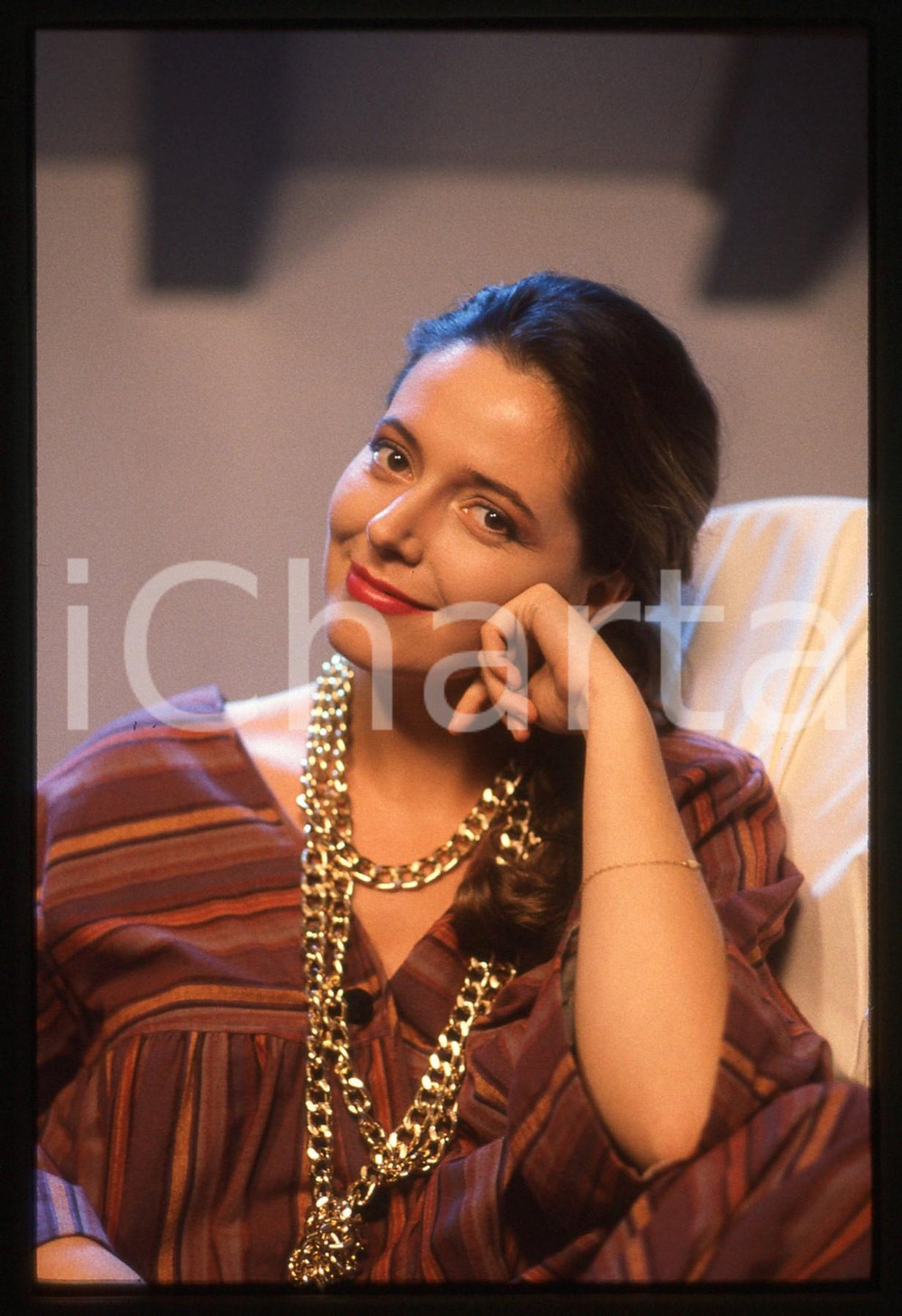 1985 ca RAI UNO ITALIA SERA Laura LATTUADA Ritratto (17) 35mm vintage slide  Diapositiva d'epoca, in formato 35 mm. Tutti i diritti riservati.E' severamente vietata la riproduzione. ICharta mette in vendita, sul negozio eBay e in esclusiva sul sito "icharta" il proprio archivio composto da numerose diapositive e negativi fotografici d'epoca, tutti originali e autentici, che attraversano la storia del costume italiano tra gli la fine degli anni Sessanta e Novanta.Si tratta di uno sguardo inedito sull'attualità, la politica, la vita quotidiana, il gossip e la cultura, che fotografa il cambiamento della nazione in quest'ultimo scorcio del XX secolo. Un'occasione unica per il mercato del collezionismo, che vede finalmente disponibile un archivio eccezionale per vastità, tematiche e condizioni, in un settore (il negativo fotografico e la diapositiva) di assoluta novità e dalle interessanti prospettive di investimento. FAIR/discreto  Formato: 35mm originale e autentica 1