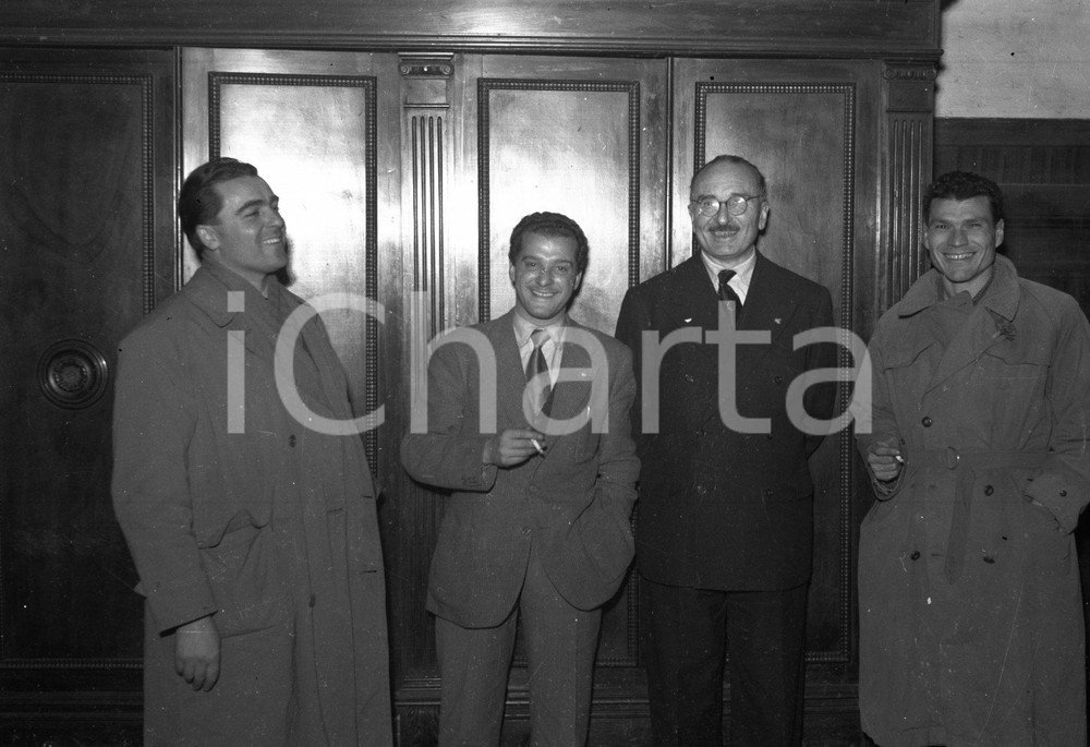 1951 BRESCIA Fuori dall'aula del tribunale (2) NEGATIVO ORIGINALE Negativo originale artistico in bianco e nero, su pellicola, in formato cm 9 x 6 CONDIZIONI: FAIR ICharta mette in vendita, sul negozio eBay e in esclusiva sul sito "icharta" il proprio archivio composto da numerose diapositive e negativi fotografici d'epoca, tutti originali e autentici, che attraversano la storia del costume italiano tra gli la fine degli anni Sessanta e Novanta.Si tratta di uno sguardo inedito sull'attualità, la politica, la vita quotidiana, il gossip e la cultura, che fotografa il cambiamento della nazione in quest'ultimo scorcio del XX secolo. Un'occasione unica per il mercato del collezionismo, che vede finalmente disponibile un archivio eccezionale per vastità, tematiche e condizioni, in un settore (il negativo fotografico e la diapositiva) di assoluta novità e dalle interessanti prospettive di investimento. CONDIZIONI:FAIR/discretoFORMATO: cm 6 x 9 originale e autentica 1