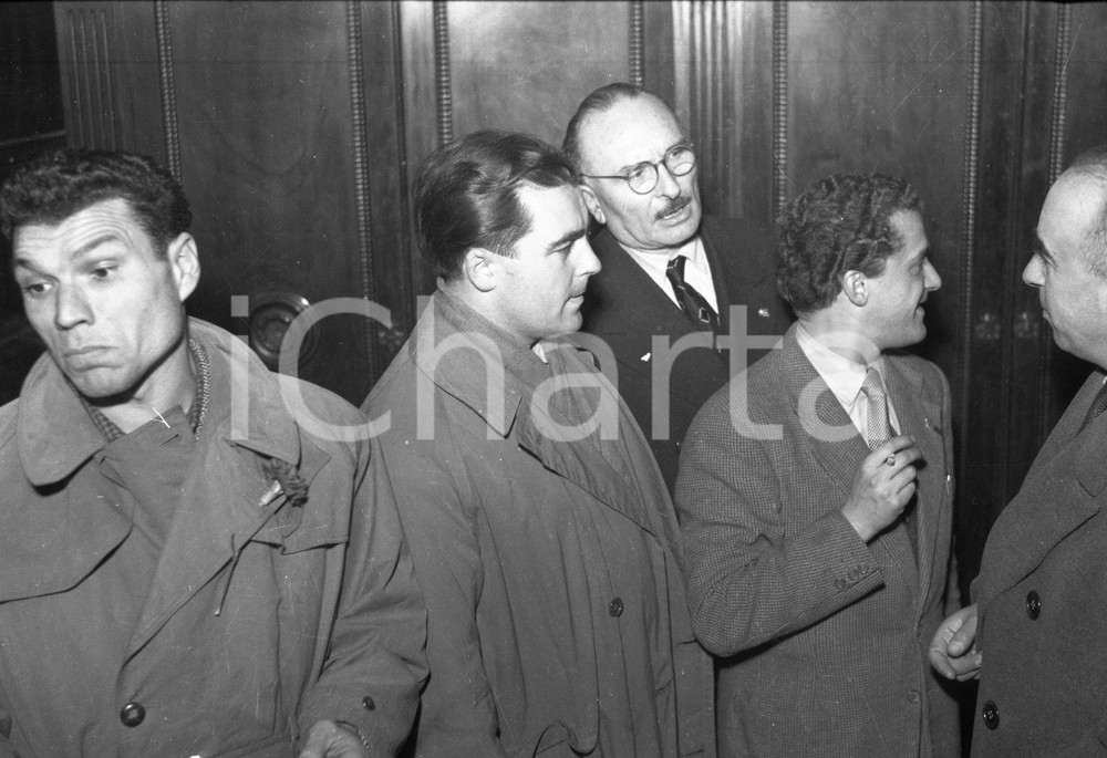 1951 BRESCIA Fuori dall'aula del tribunale (1) NEGATIVO ORIGINALE Negativo originale artistico in bianco e nero, su pellicola, in formato cm 9 x 6 CONDIZIONI: FAIR ICharta mette in vendita, sul negozio eBay e in esclusiva sul sito "icharta" il proprio archivio composto da numerose diapositive e negativi fotografici d'epoca, tutti originali e autentici, che attraversano la storia del costume italiano tra gli la fine degli anni Sessanta e Novanta.Si tratta di uno sguardo inedito sull'attualità, la politica, la vita quotidiana, il gossip e la cultura, che fotografa il cambiamento della nazione in quest'ultimo scorcio del XX secolo. Un'occasione unica per il mercato del collezionismo, che vede finalmente disponibile un archivio eccezionale per vastità, tematiche e condizioni, in un settore (il negativo fotografico e la diapositiva) di assoluta novità e dalle interessanti prospettive di investimento. CONDIZIONI:FAIR/discreto originale e autentica 1