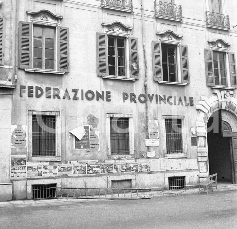 1951 BRESCIA Bomba contro sede P.C.I. in via Gramsci (1) NEGATIVO ORIGINALE Negativo originale artistico in bianco e nero, su pellicola, in formato cm 6 x 6 CONDIZIONI: FAIR ICharta mette in vendita, sul negozio eBay e in esclusiva sul sito "icharta" il proprio archivio composto da numerose diapositive e negativi fotografici d'epoca, tutti originali e autentici, che attraversano la storia del costume italiano tra gli la fine degli anni Sessanta e Novanta.Si tratta di uno sguardo inedito sull'attualità, la politica, la vita quotidiana, il gossip e la cultura, che fotografa il cambiamento della nazione in quest'ultimo scorcio del XX secolo. Un'occasione unica per il mercato del collezionismo, che vede finalmente disponibile un archivio eccezionale per vastità, tematiche e condizioni, in un settore (il negativo fotografico e la diapositiva) di assoluta novità e dalle interessanti prospettive di investimento. CONDIZIONI:FAIR/discreto originale e autentica 1