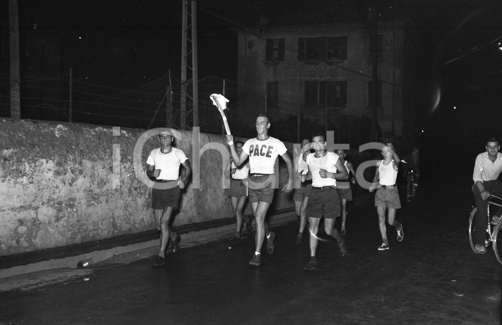 1951 BRESCIA Fiaccola della Pace corsa nella notte NEGATIVO ORIGINALE Negativo originale artistico in bianco e nero, su pellicola, in formato cm 9 x 6 ICharta mette in vendita, sul negozio eBay e in esclusiva sul sito "icharta" il proprio archivio composto da numerose diapositive e negativi fotografici d'epoca, tutti originali e autentici, che attraversano la storia del costume italiano tra gli la fine degli anni Sessanta e Novanta.Si tratta di uno sguardo inedito sull'attualità, la politica, la vita quotidiana, il gossip e la cultura, che fotografa il cambiamento della nazione in quest'ultimo scorcio del XX secolo. Un'occasione unica per il mercato del collezionismo, che vede finalmente disponibile un archivio eccezionale per vastità, tematiche e condizioni, in un settore (il negativo fotografico e la diapositiva) di assoluta novità e dalle interessanti prospettive di investimento. CONDIZIONI:POOR/danneggiato Angolo inferiore sinistro piegatoFORMATO: cm 6 x 9 originale e autentica 1